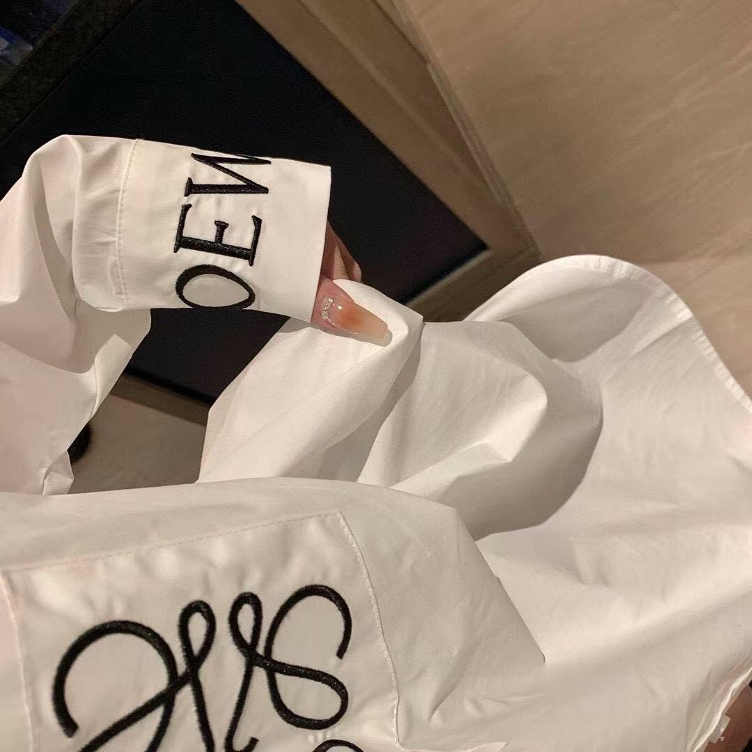 L0WEW 刺繍ロゴシャツ【50％割引+送料無料】