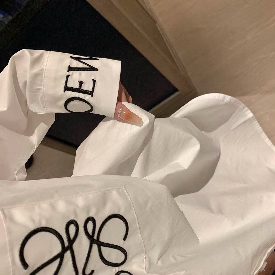 L0WEW 刺繍ロゴシャツ【50％割引+送料無料】