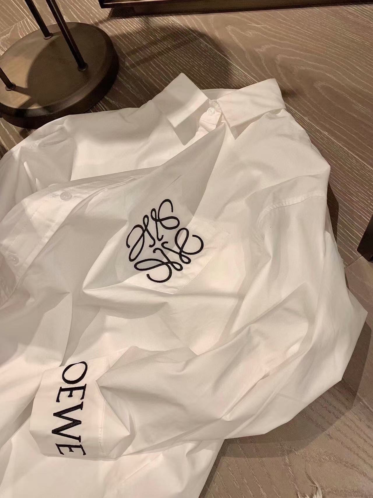 L0WEW 刺繍ロゴシャツ【50％割引+送料無料】