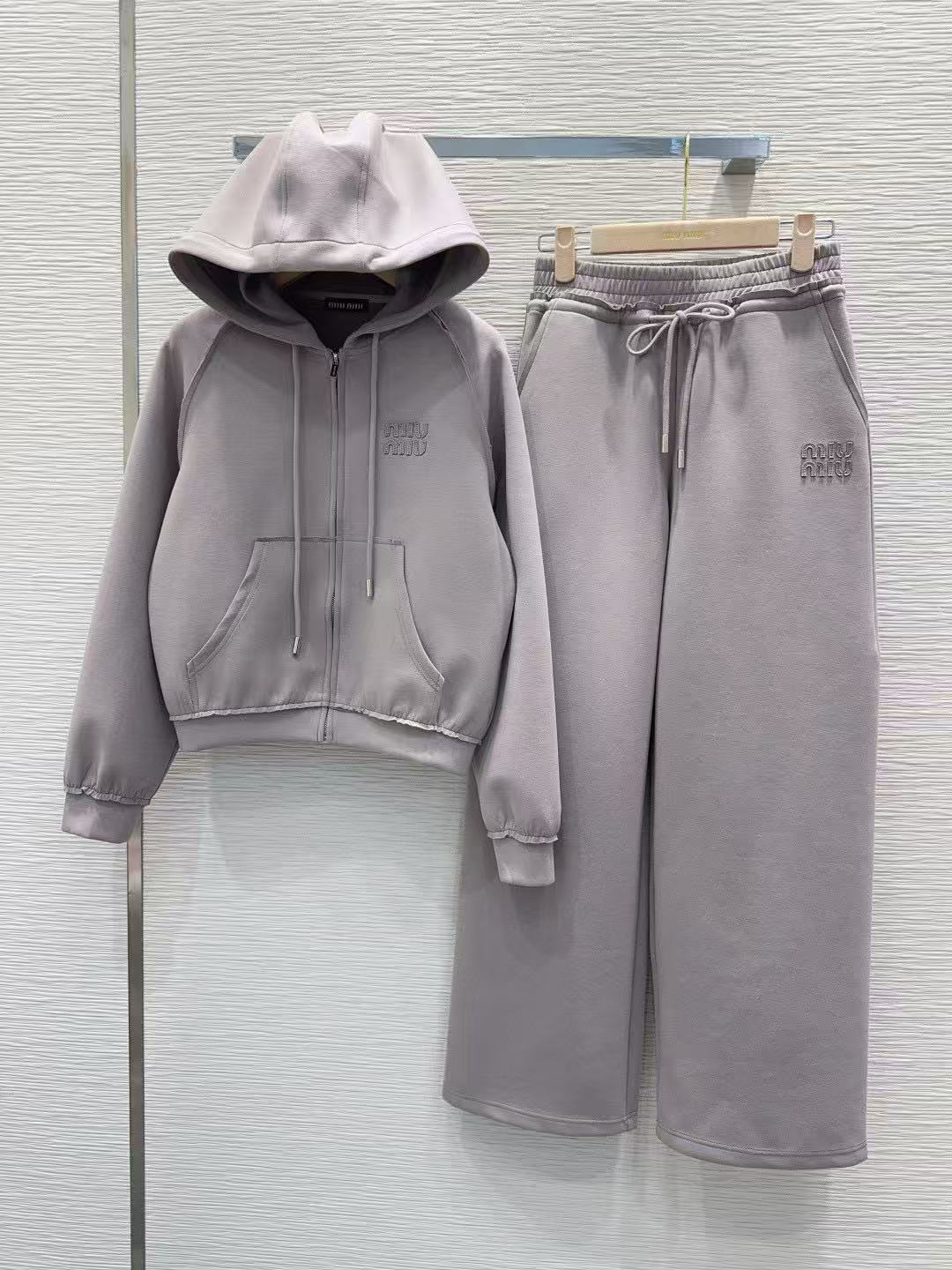 M1UM1U フード付きジップアップジャケット+パンツ ツーピースセット【50％割引+送料無料】