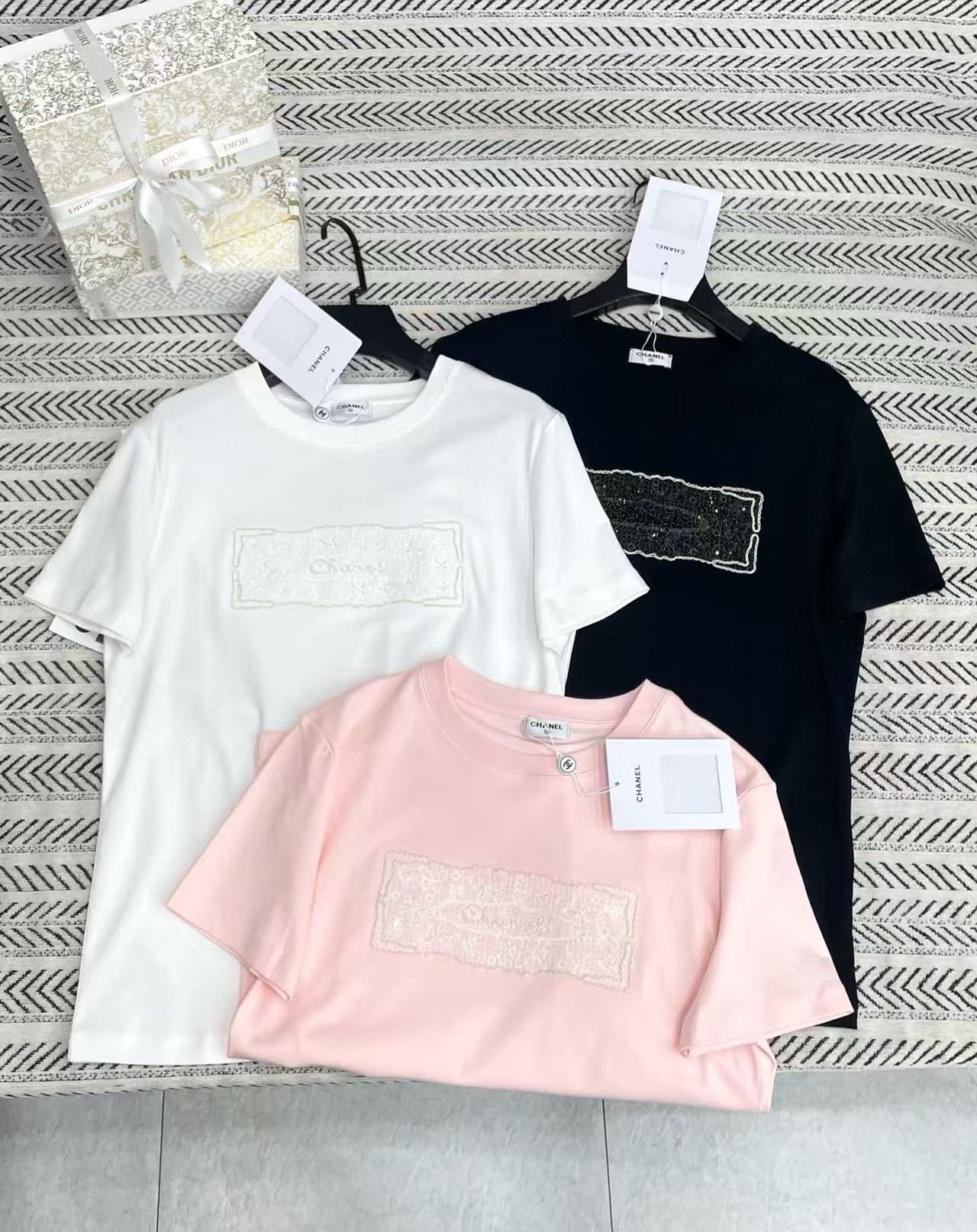CHANE1 刺繍スパンコールロゴレターTシャツ【50％割引+送料無料】