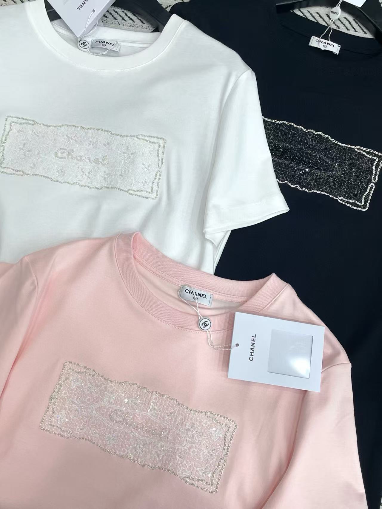 CHANE1 刺繍スパンコールロゴレターTシャツ【50％割引+送料無料】