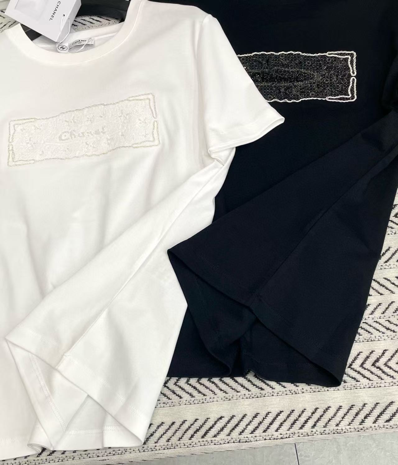 CHANE1 刺繍スパンコールロゴレターTシャツ【50％割引+送料無料】