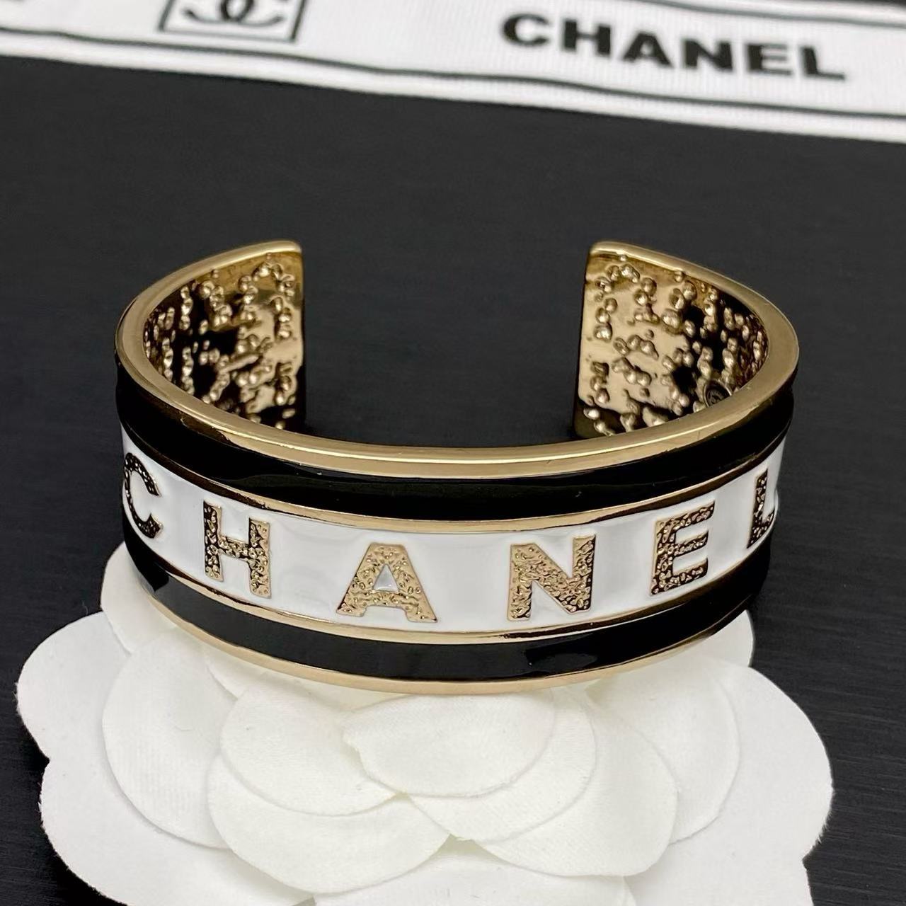 CHANE1 レターオープンバングル【50％割引+送料無料】