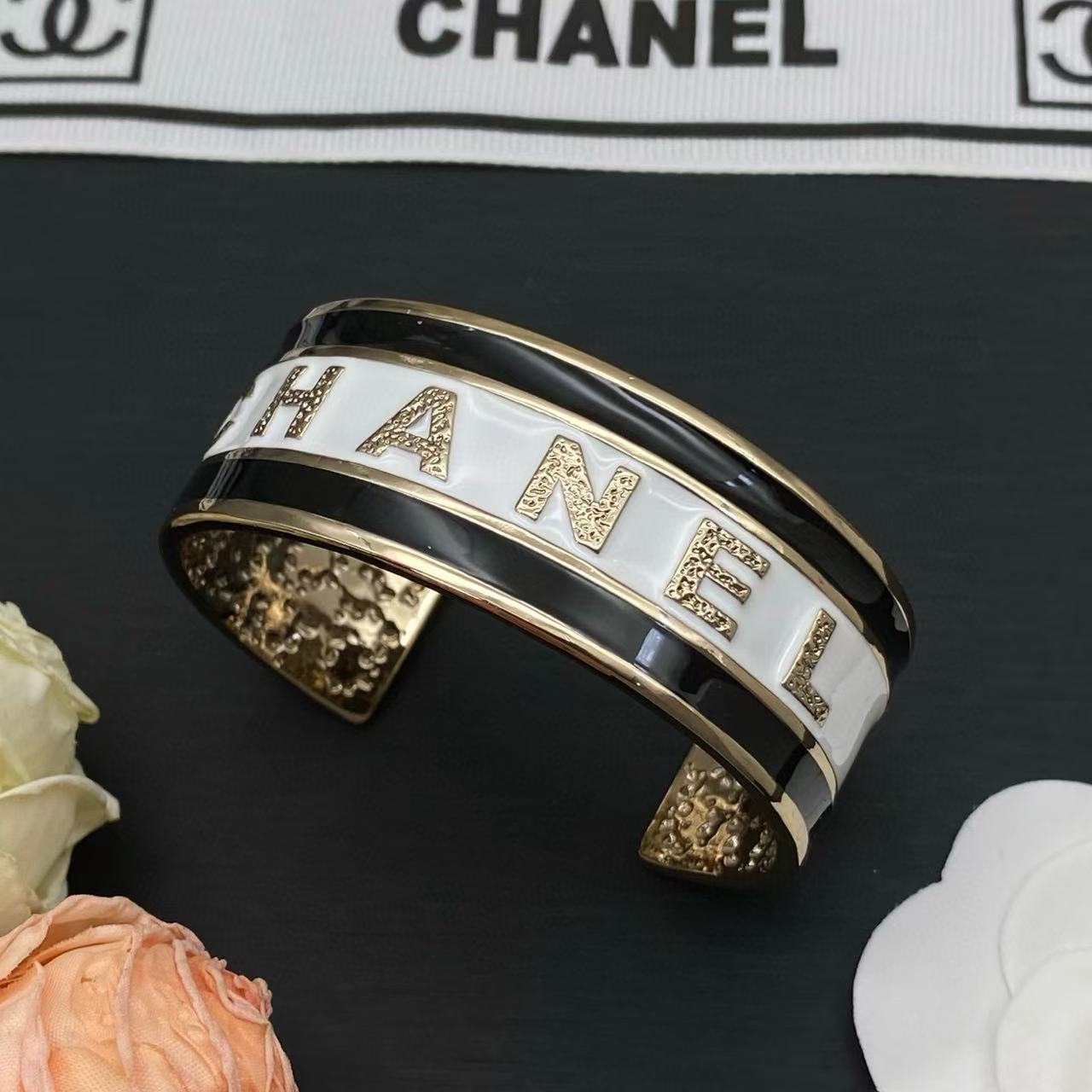 CHANE1 レターオープンバングル【50％割引+送料無料】