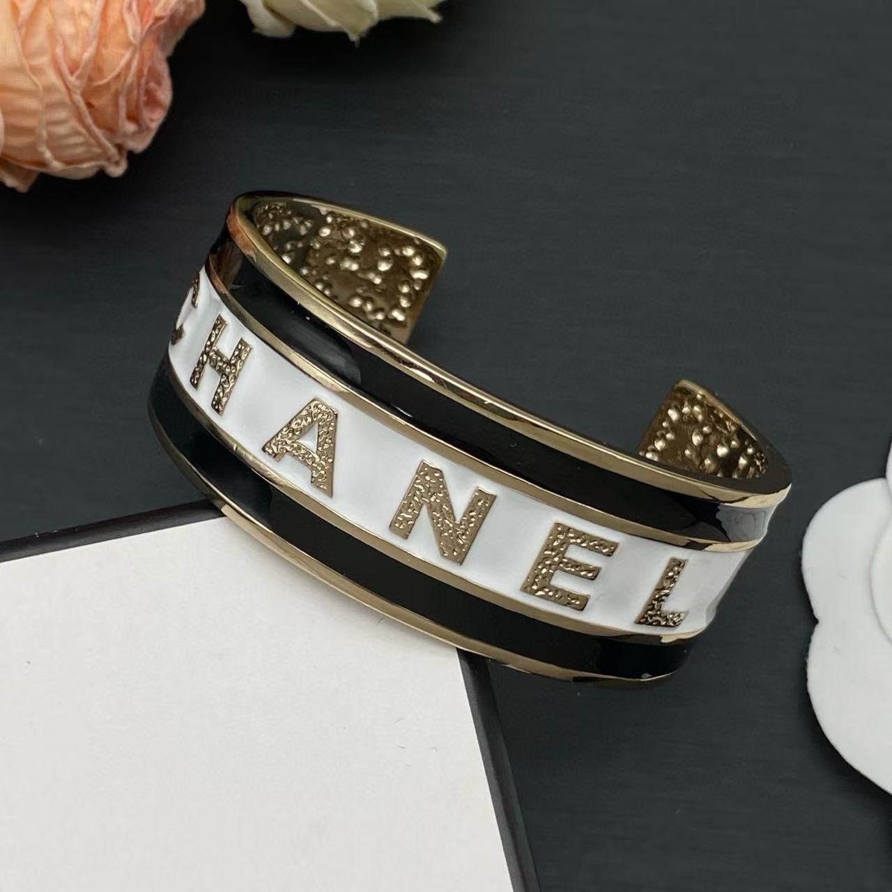 CHANE1 レターオープンバングル【50％割引+送料無料】