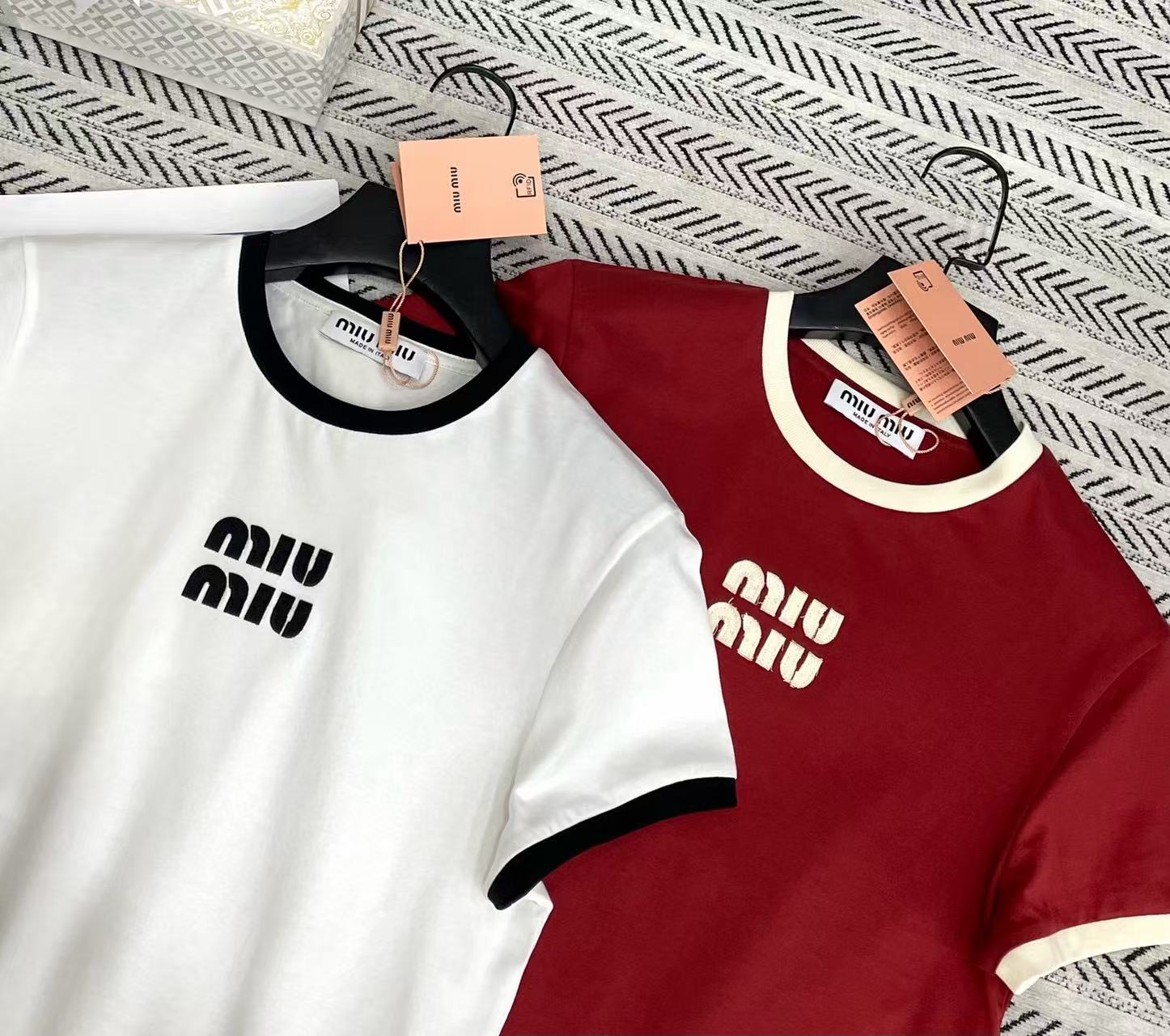 M1UM1U カラーブロック レター Tシャツ【50％割引+送料無料】