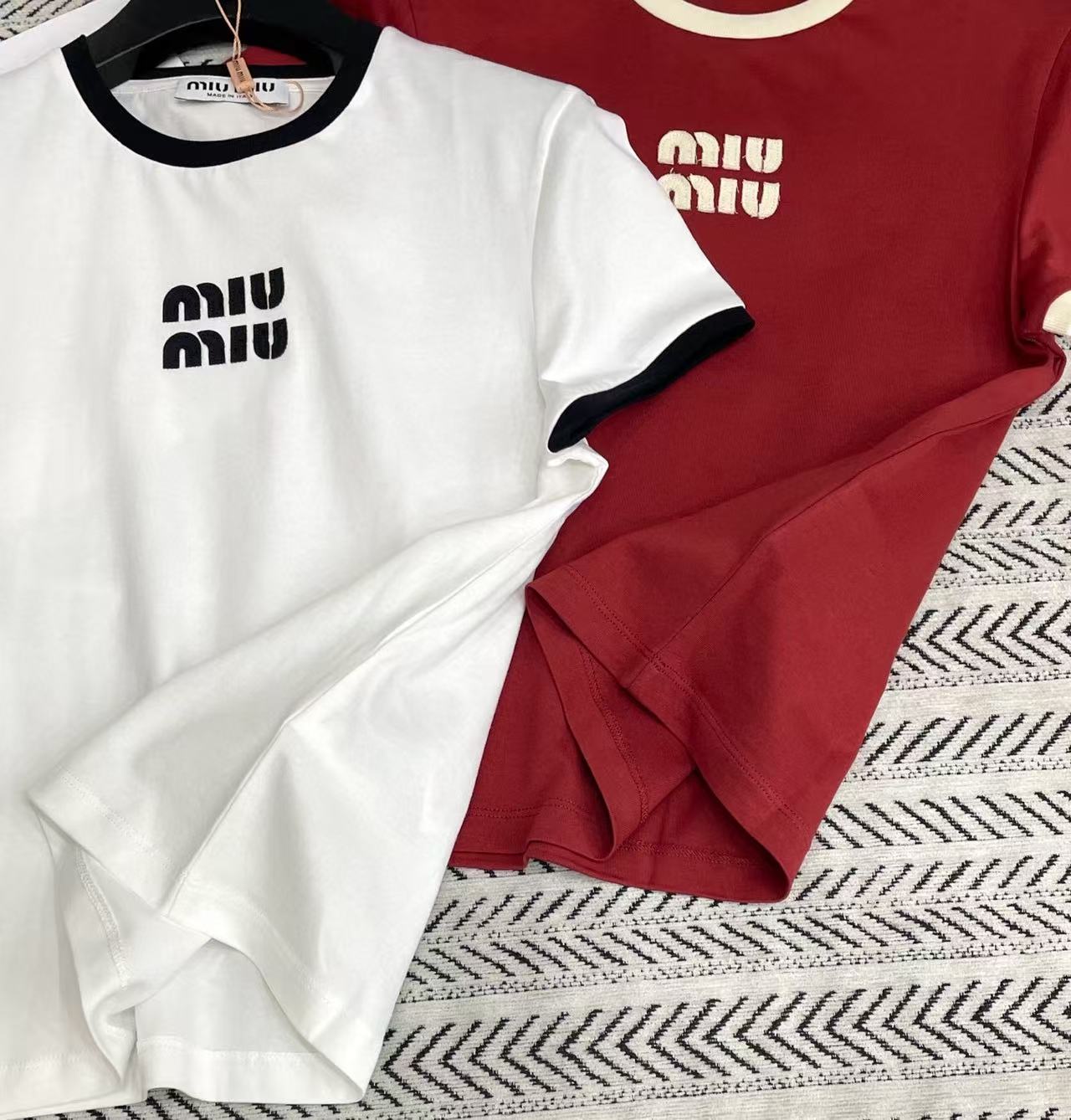 M1UM1U カラーブロック レター Tシャツ【50％割引+送料無料】