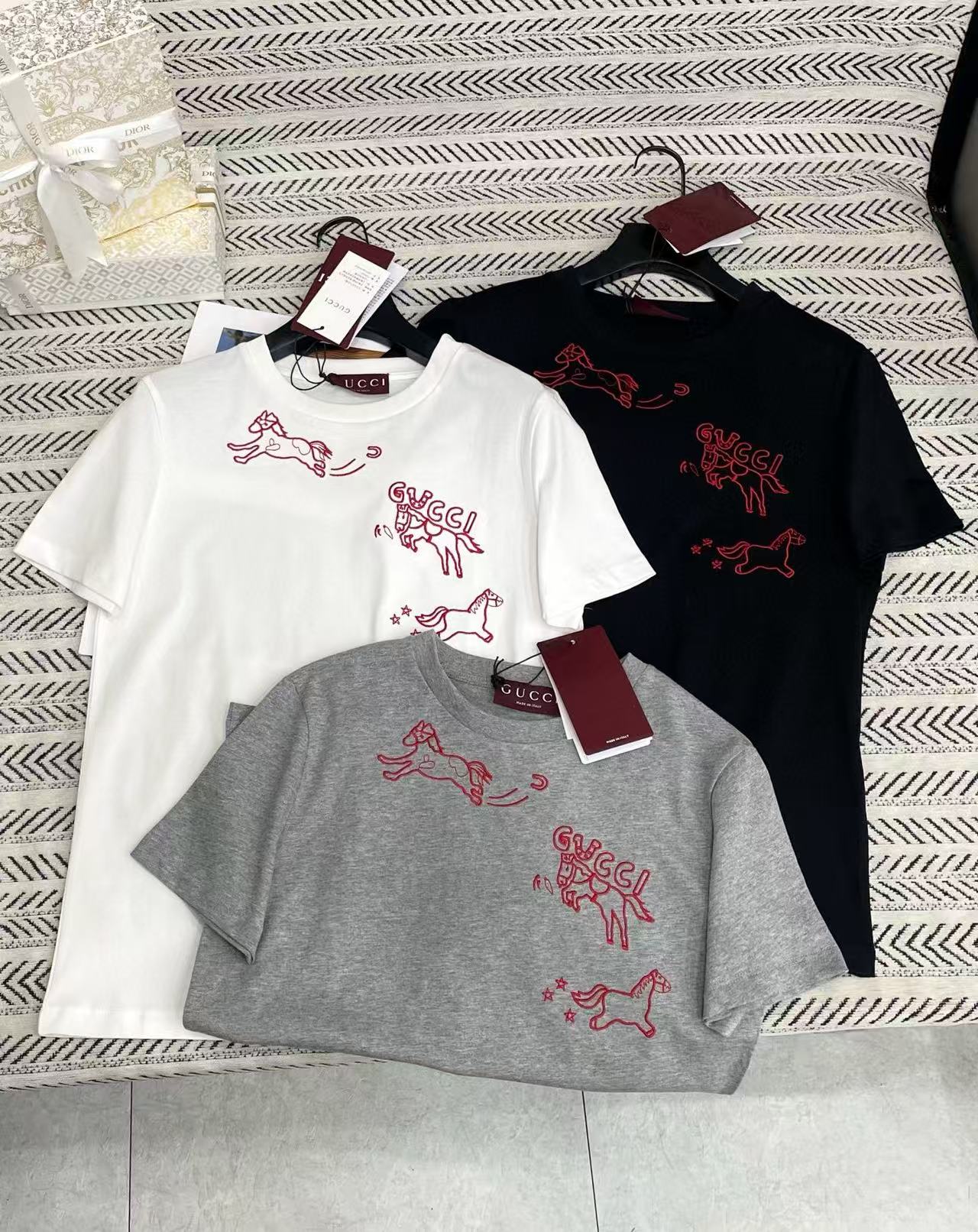 GUCC1 刺繍ポニーロゴレターTシャツ【50％割引+送料無料】