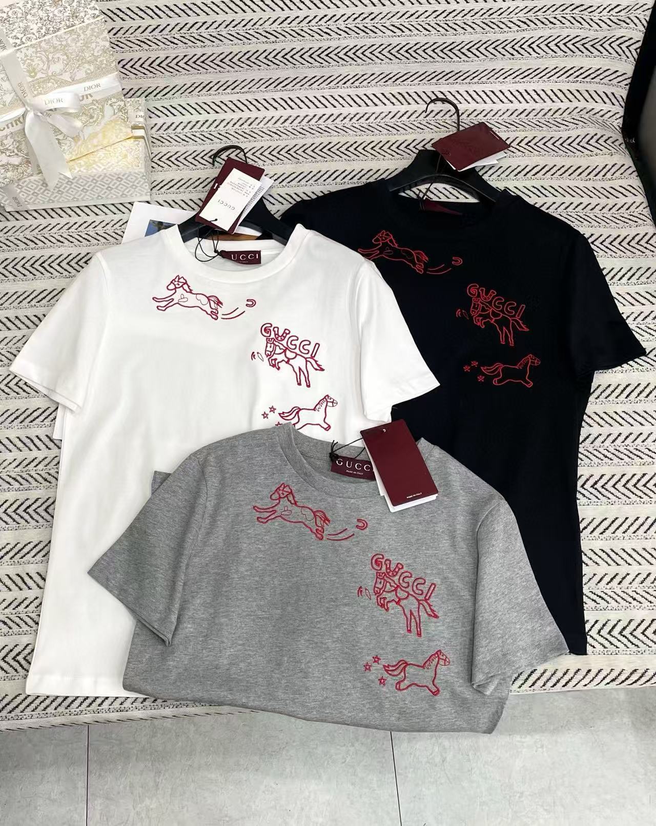 GUCC1 刺繍ポニーロゴレターTシャツ【50％割引+送料無料】