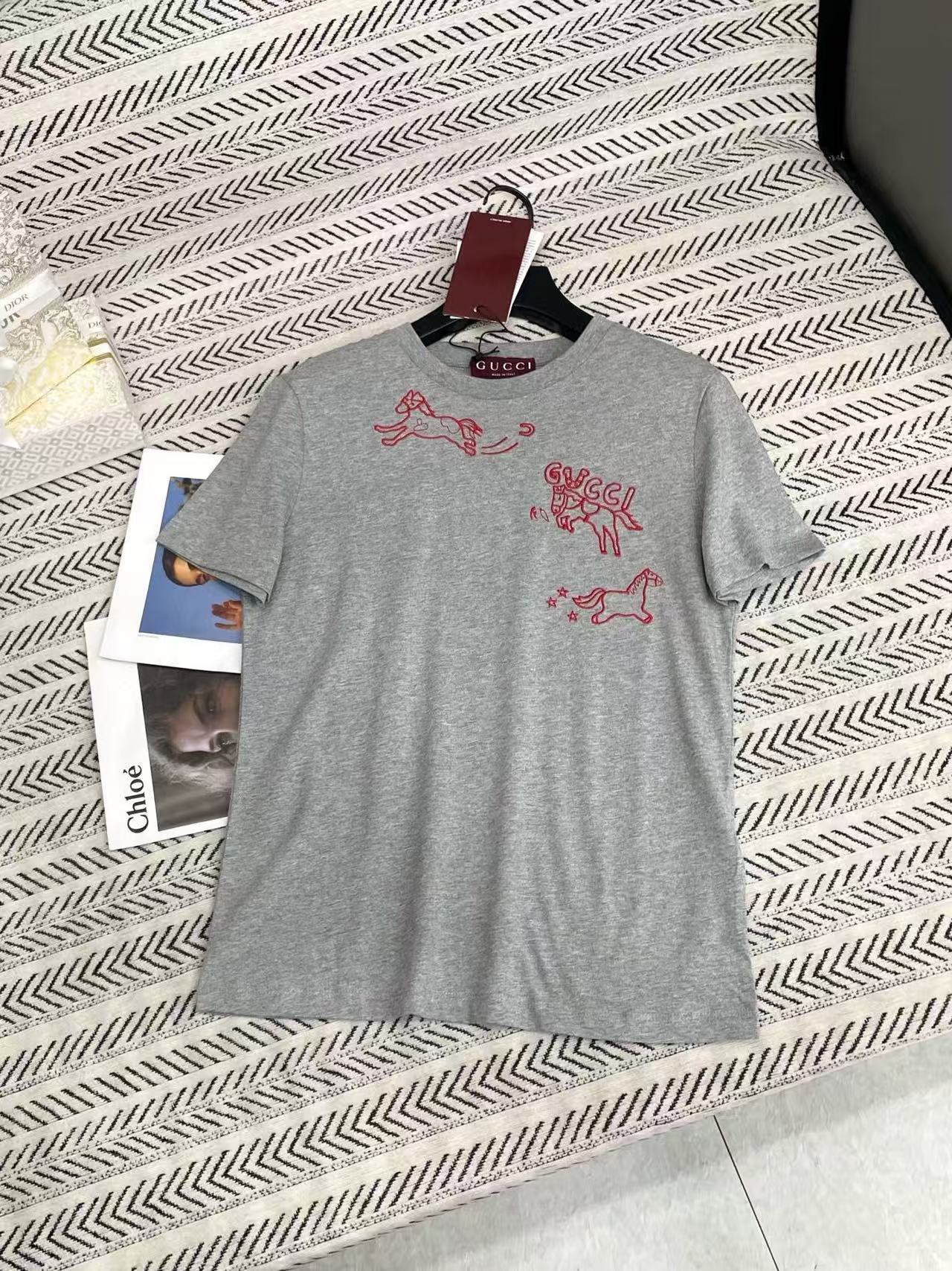 GUCC1 刺繍ポニーロゴレターTシャツ【50％割引+送料無料】