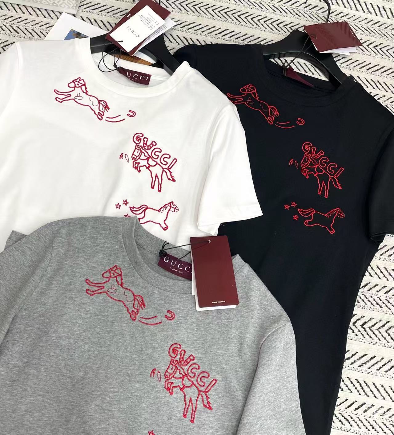 GUCC1 刺繍ポニーロゴレターTシャツ【50％割引+送料無料】
