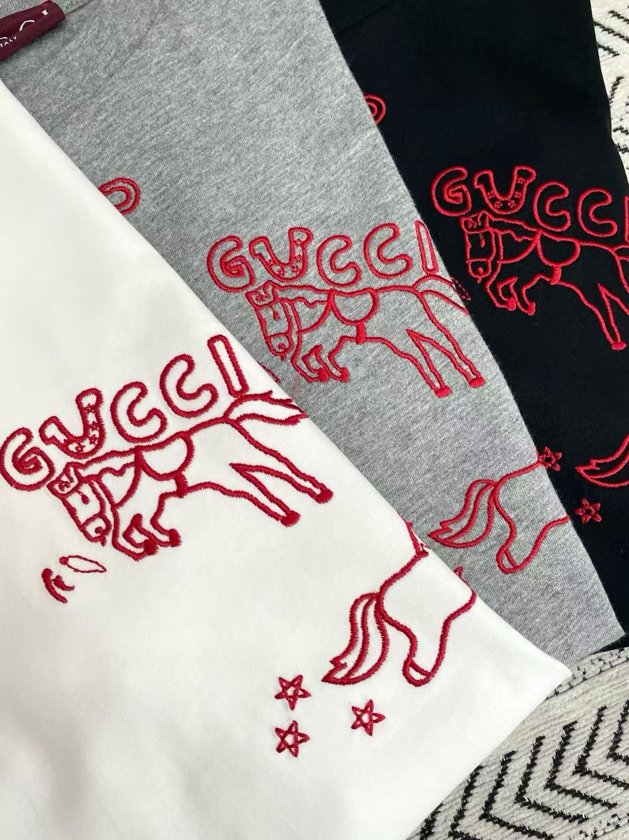GUCC1 刺繍ポニーロゴレターTシャツ【50％割引+送料無料】