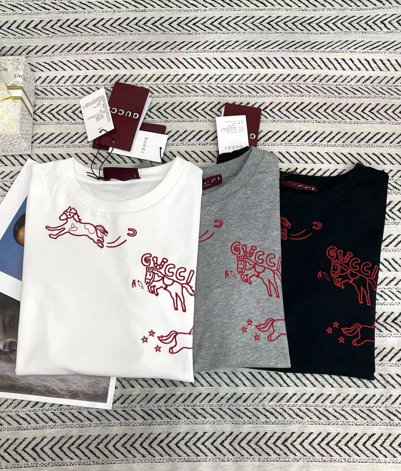 GUCC1 刺繍ポニーロゴレターTシャツ【50％割引+送料無料】