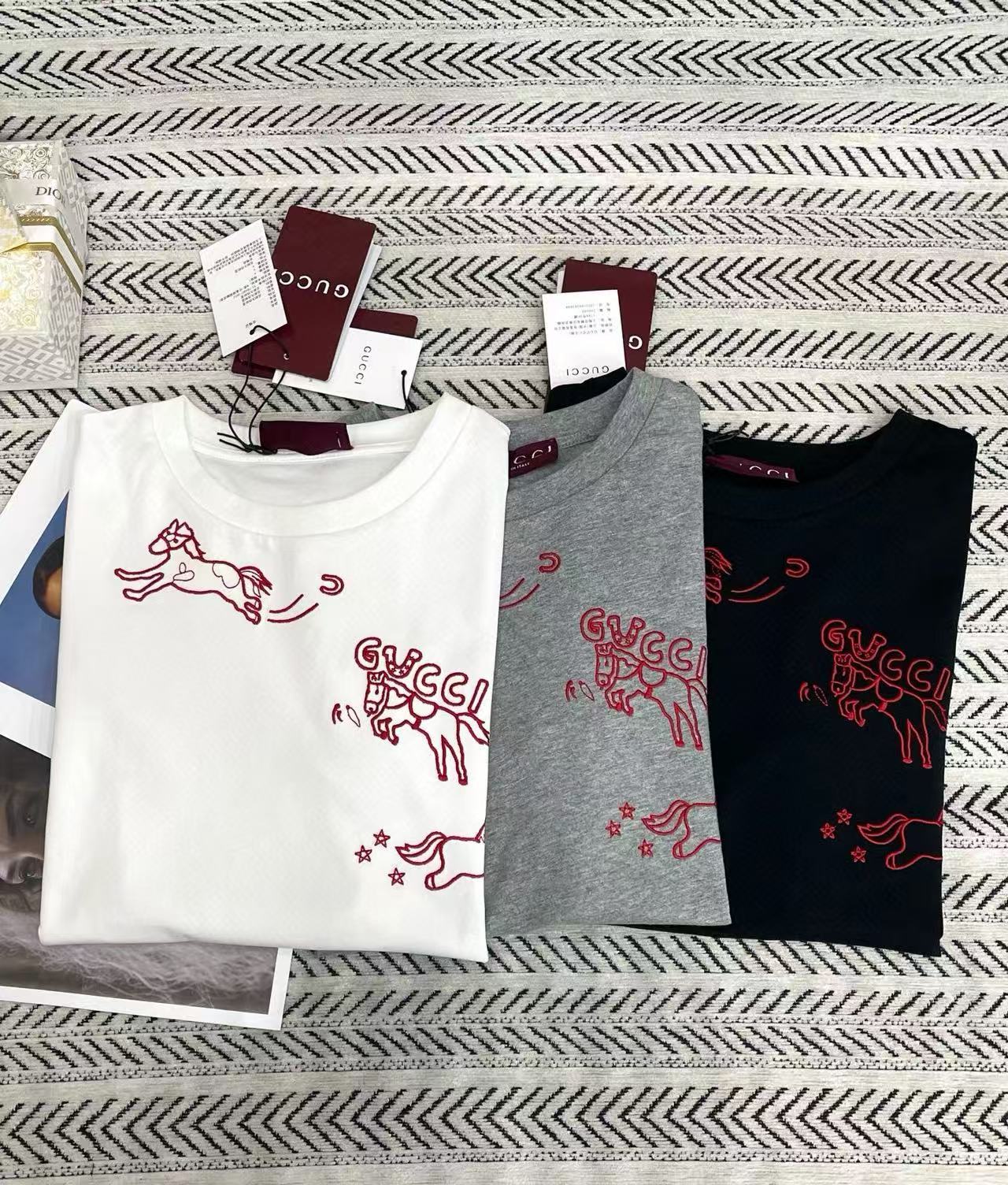 GUCC1 刺繍ポニーロゴレターTシャツ【50％割引+送料無料】