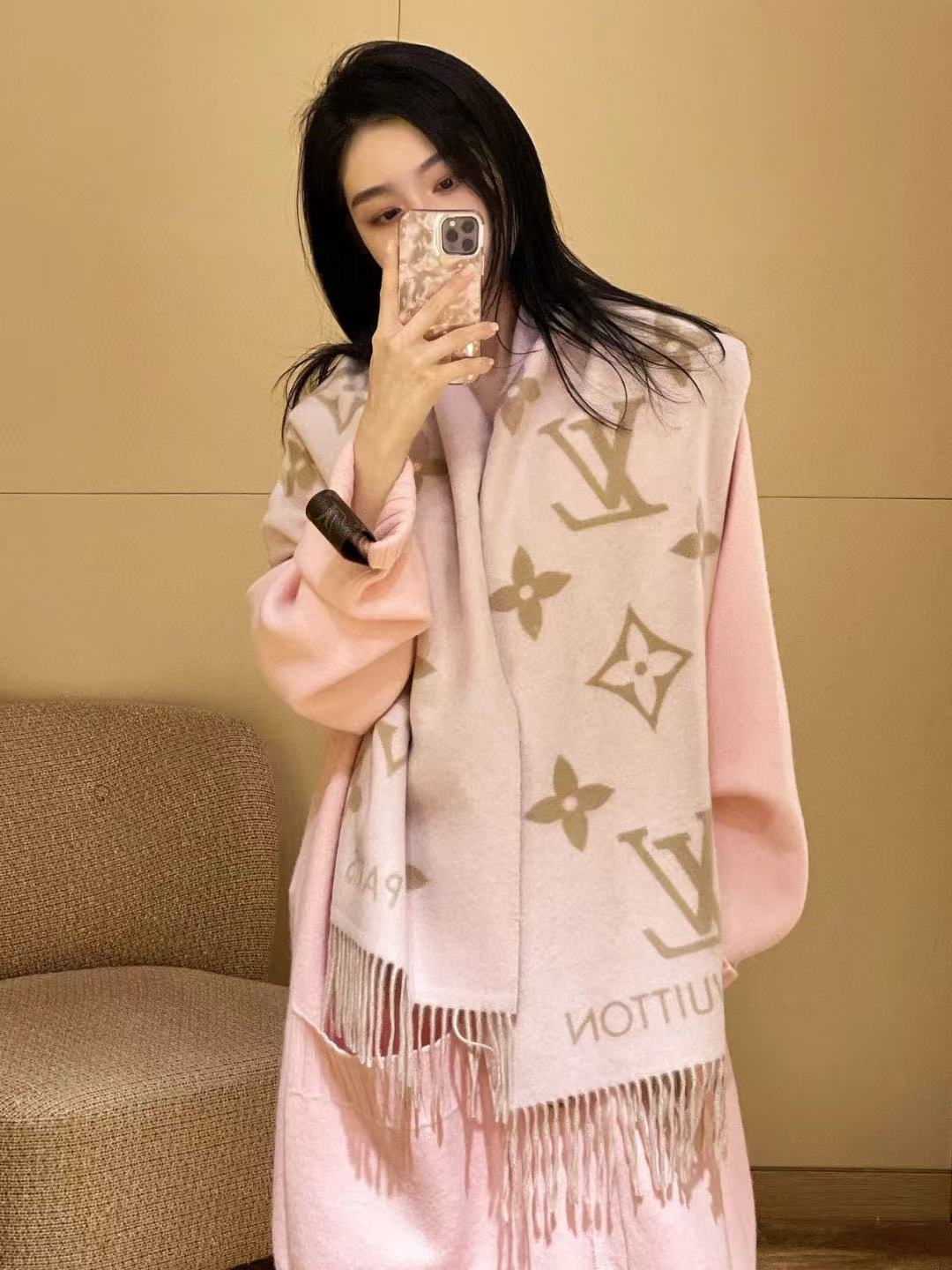 LVピンクの四つ葉のクローバーカシミアスカーフ【50％割引+送料無料】