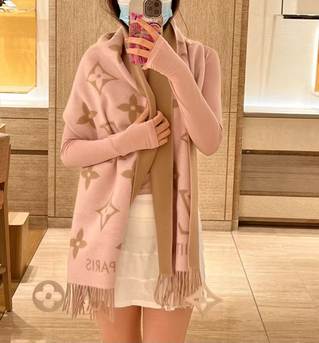 LVピンクの四つ葉のクローバーカシミアスカーフ【50％割引+送料無料】