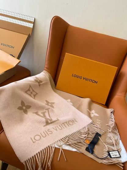 LVピンクの四つ葉のクローバーカシミアスカーフ【50％割引+送料無料】