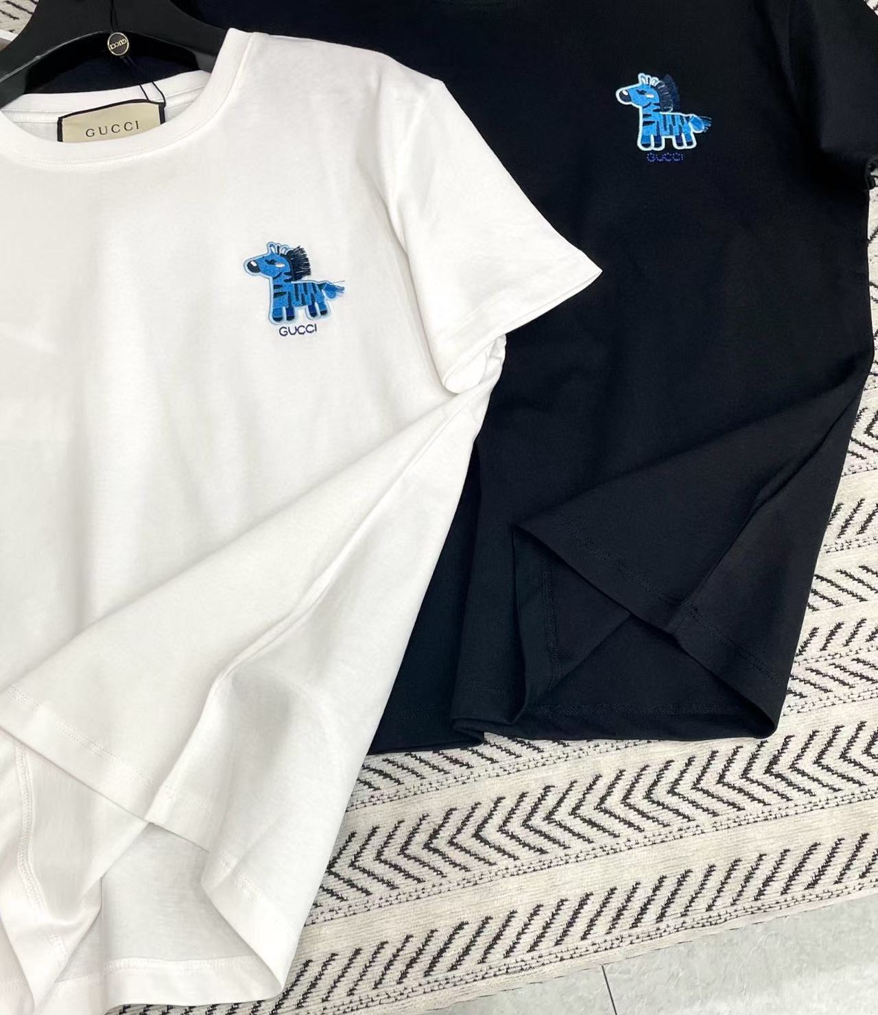 GUCC1 シンプル刺繍ポニーTシャツ【50％割引+送料無料】