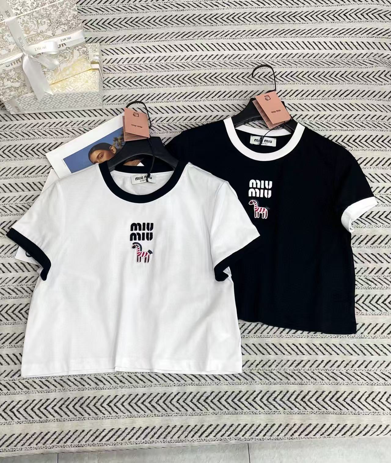 M1UM1U 刺繍レターポニーTシャツ【50％割引+送料無料】