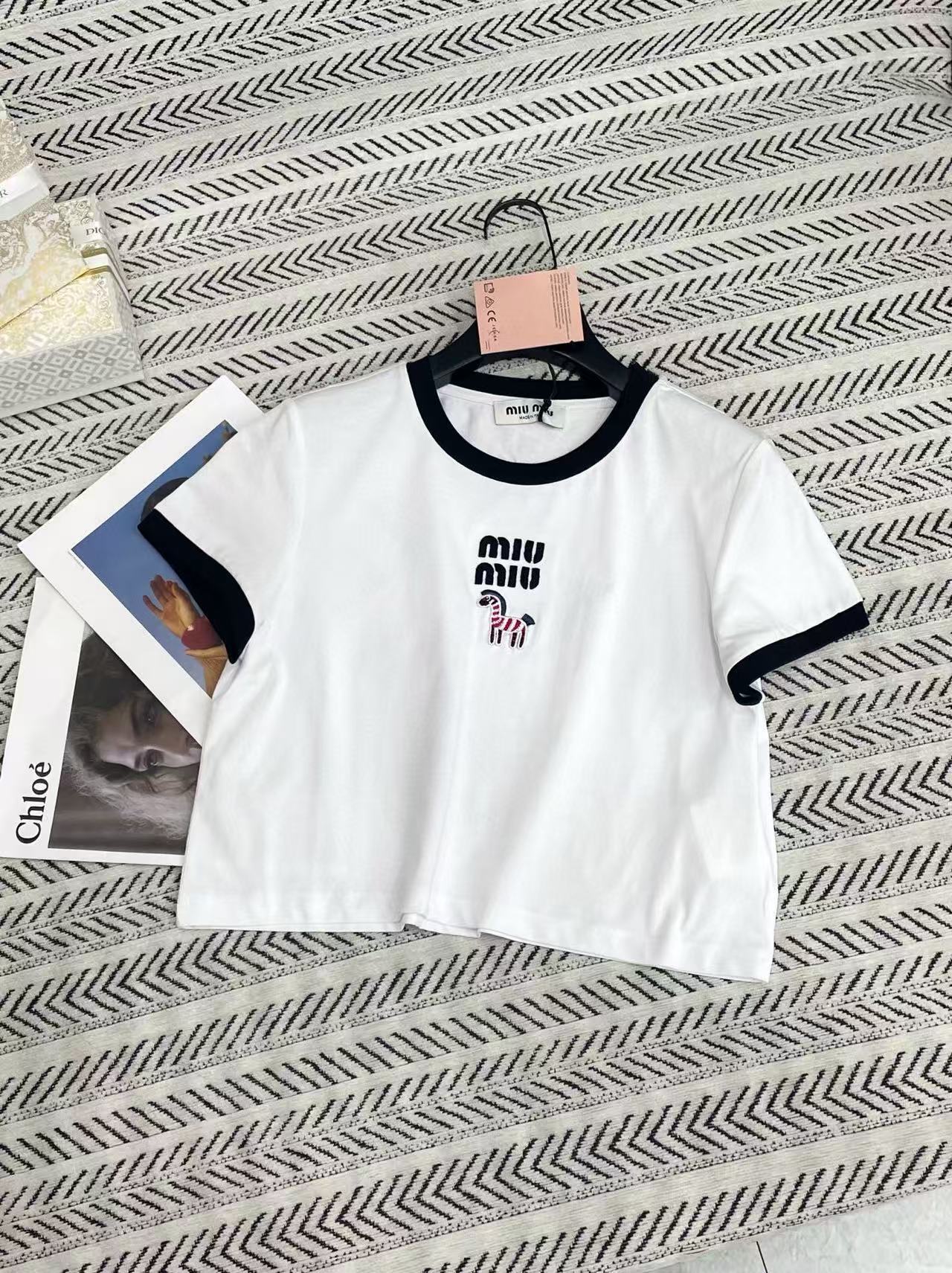 M1UM1U 刺繍レターポニーTシャツ【50％割引+送料無料】