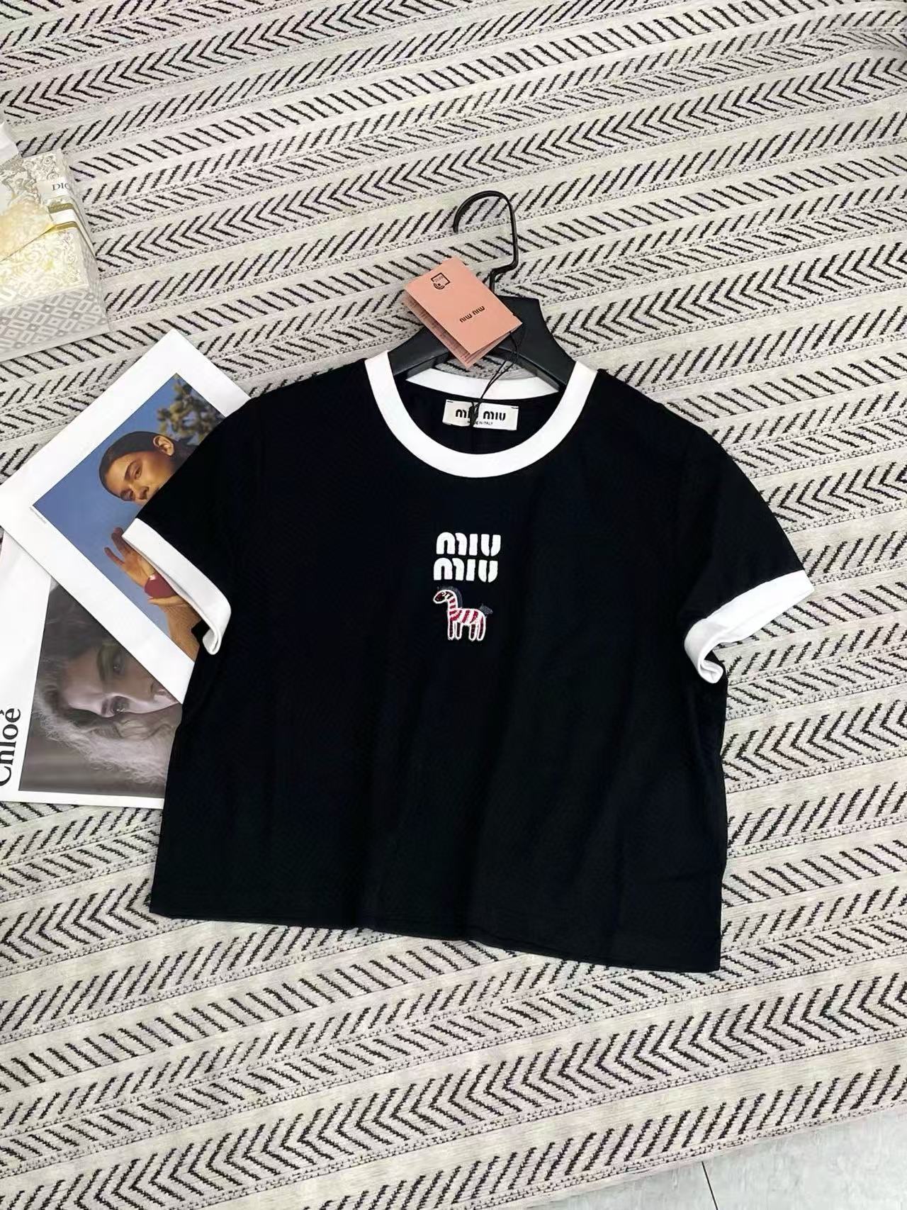 M1UM1U 刺繍レターポニーTシャツ【50％割引+送料無料】