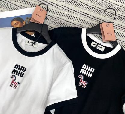 M1UM1U 刺繍レターポニーTシャツ【50％割引+送料無料】