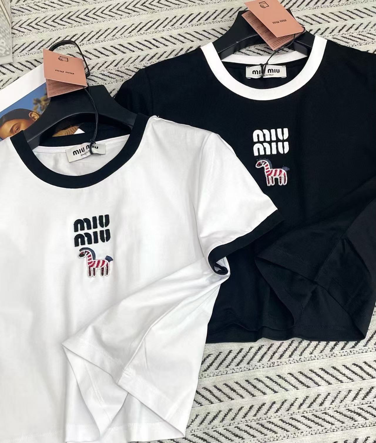 M1UM1U 刺繍レターポニーTシャツ【50％割引+送料無料】