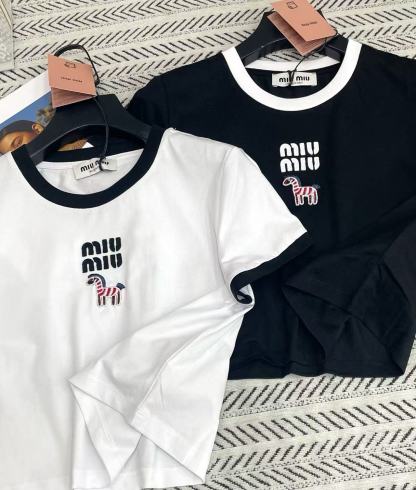 M1UM1U 刺繍レターポニーTシャツ【50％割引+送料無料】