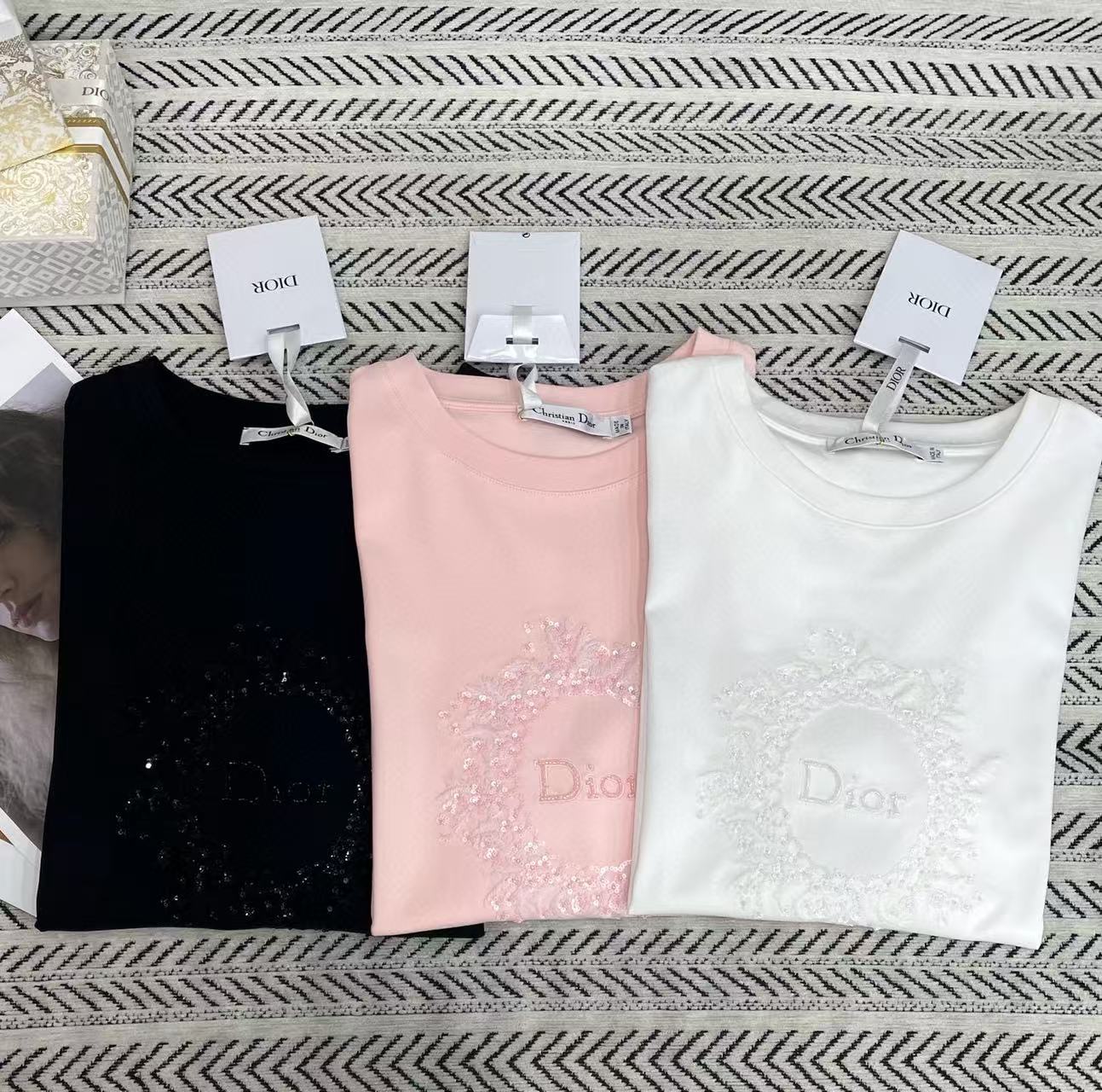 DIOR 刺繍スパンコールレターTシャツ【50％割引+送料無料】