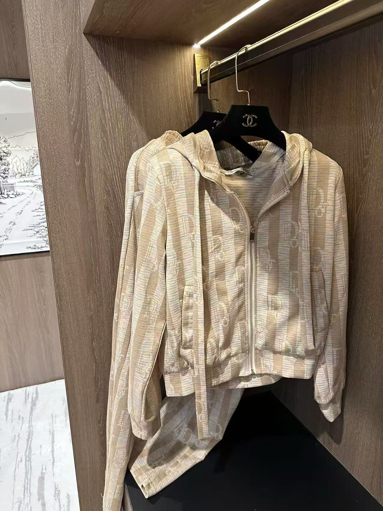 DIOR フード付きストライプ カジュアルスーツ【50％割引+送料無料】