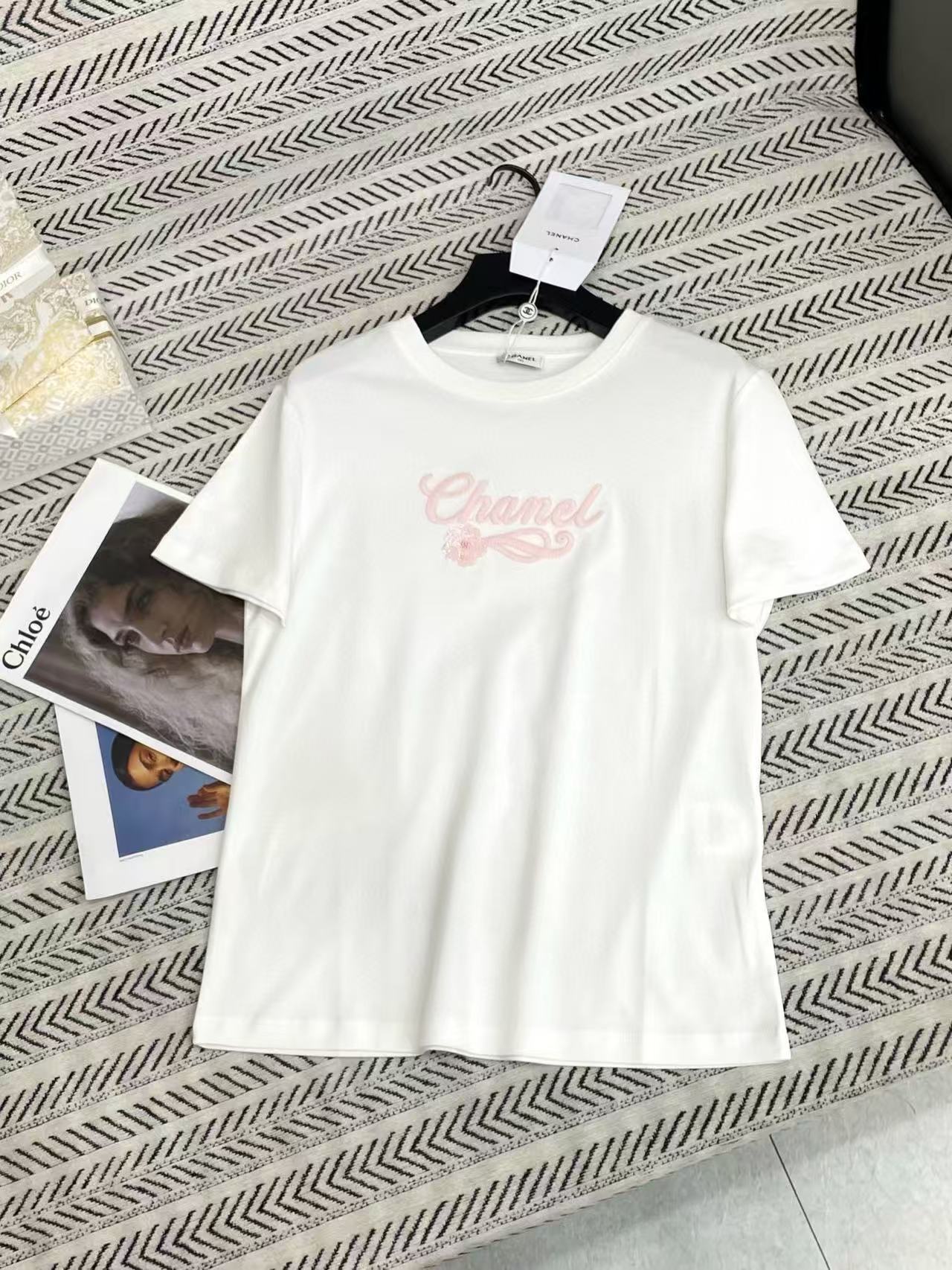 CHANE1 ピンク文字刺繍スパンコールフラワーTシャツ【50％割引+送料無料】