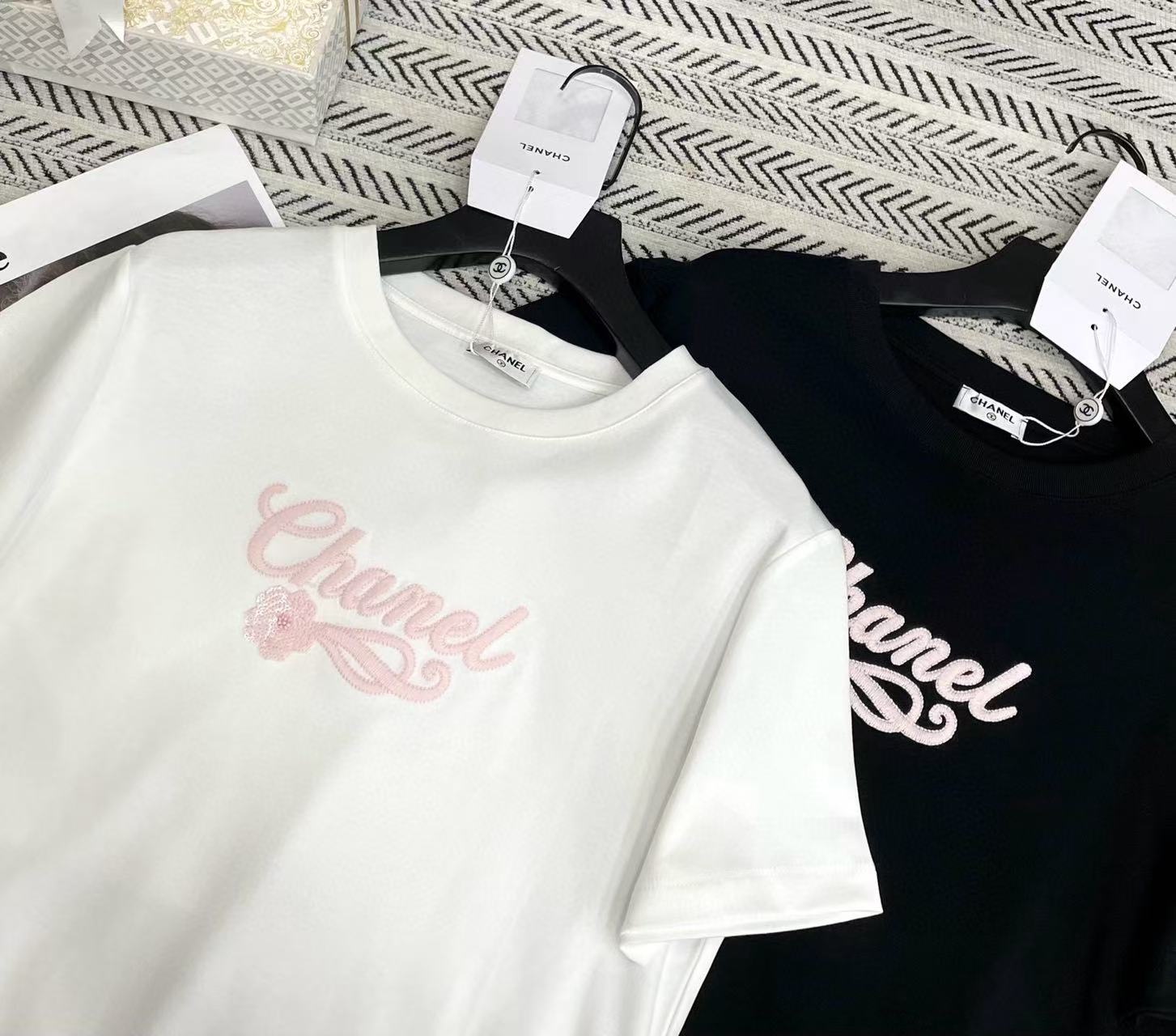 CHANE1 ピンク文字刺繍スパンコールフラワーTシャツ【50％割引+送料無料】