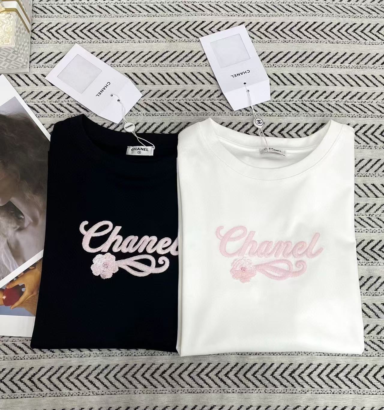 CHANE1 ピンク文字刺繍スパンコールフラワーTシャツ【50％割引+送料無料】