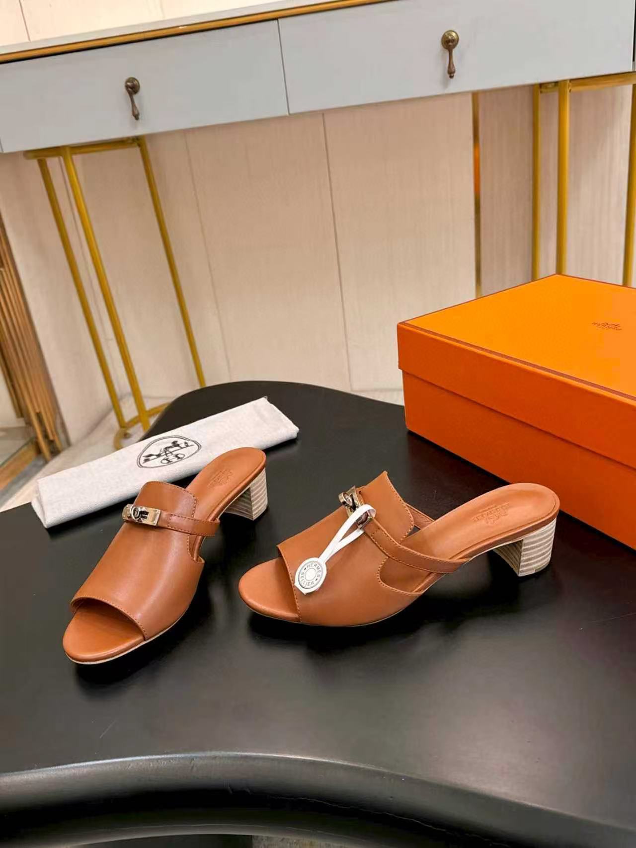 HERME5高品質エナメル金具バックルローヒールシューズ【50％割引+送料無料】