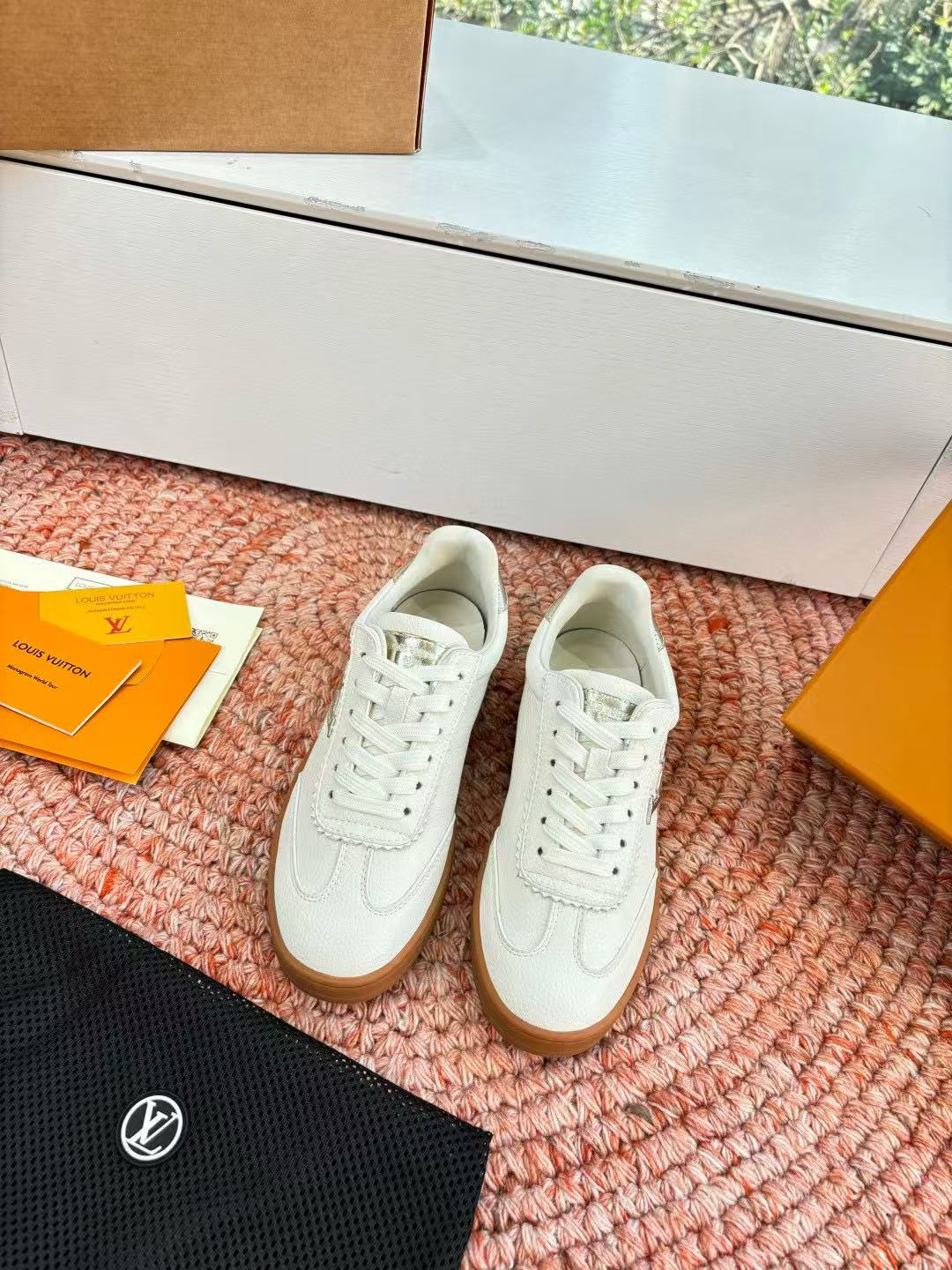 LVの高品質ミニマリストレザーロゴカジュアルシューズ【50％割引+送料無料】