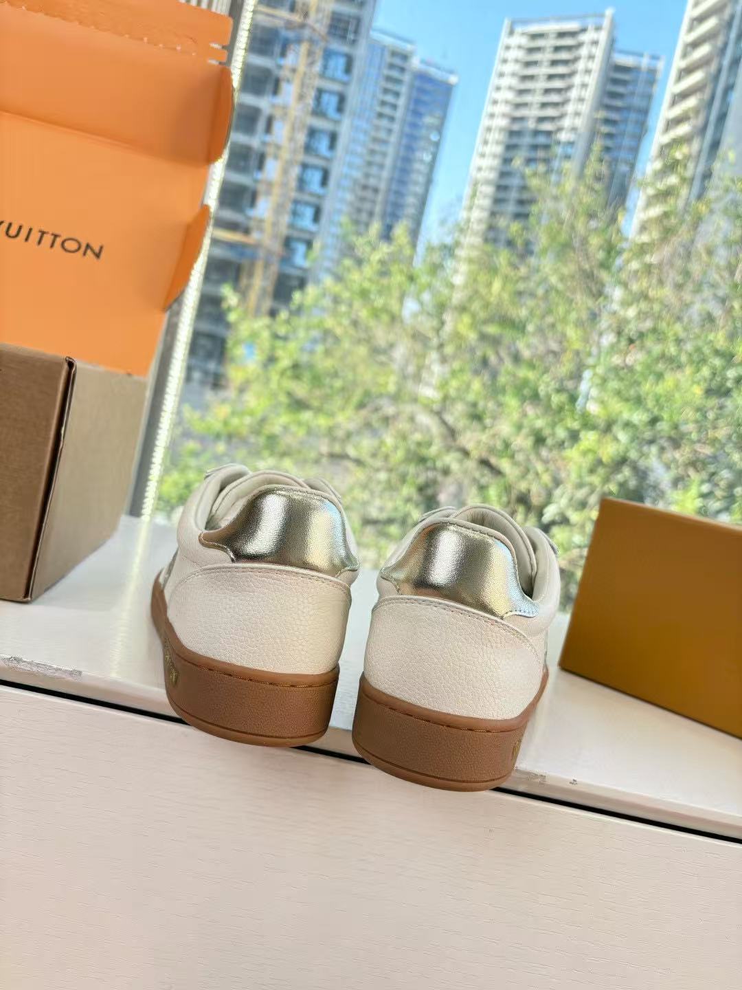 LVの高品質ミニマリストレザーロゴカジュアルシューズ【50％割引+送料無料】