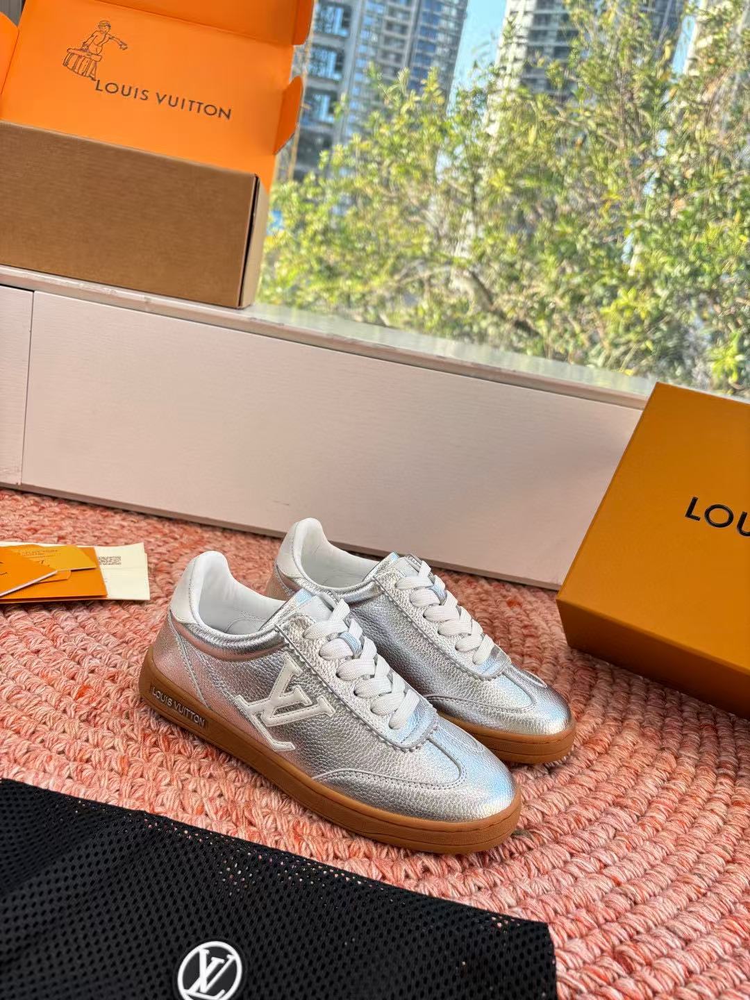 LVの高品質ミニマリストレザーロゴカジュアルシューズ【50％割引+送料無料】