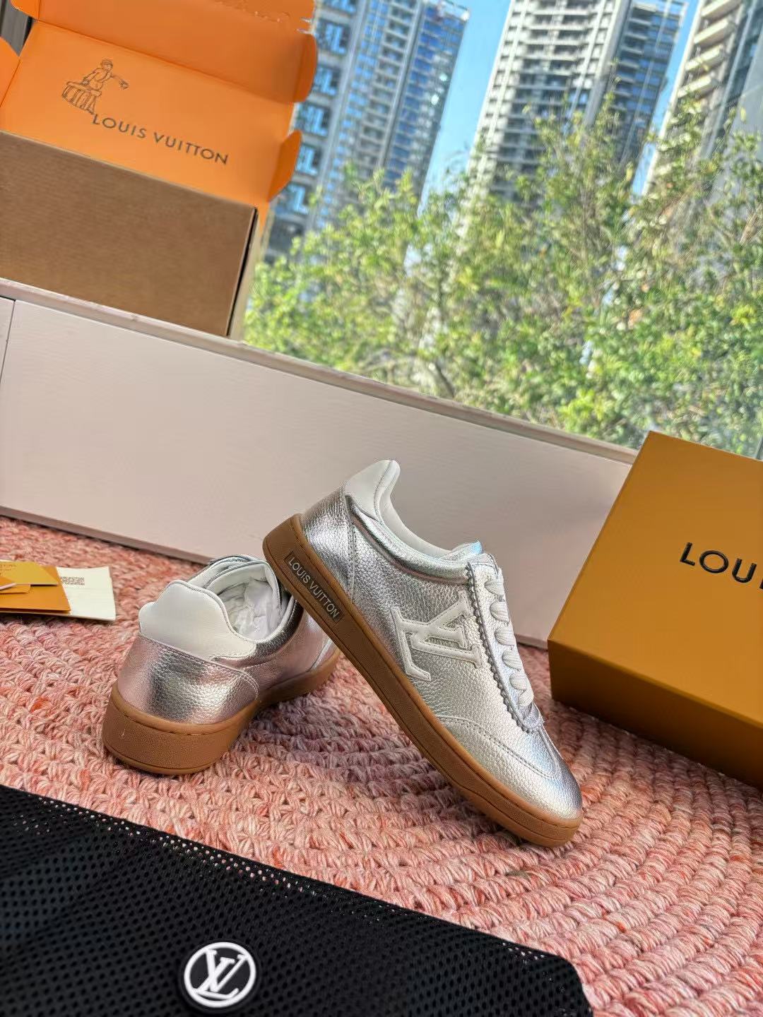 LVの高品質ミニマリストレザーロゴカジュアルシューズ【50％割引+送料無料】