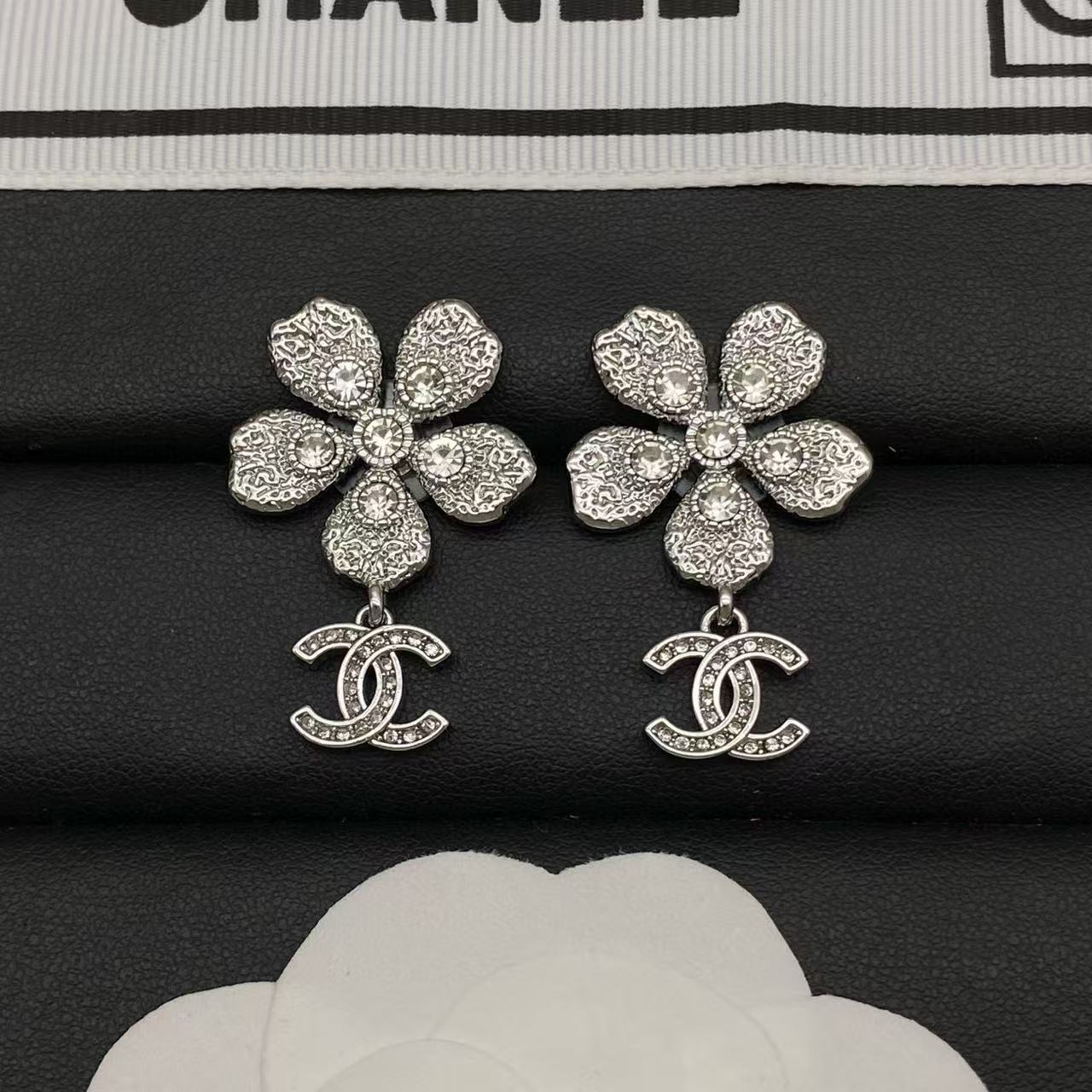 CHANE1 ダブルC フラワー ダイヤモンド スタッドピアス【50％割引+送料無料】