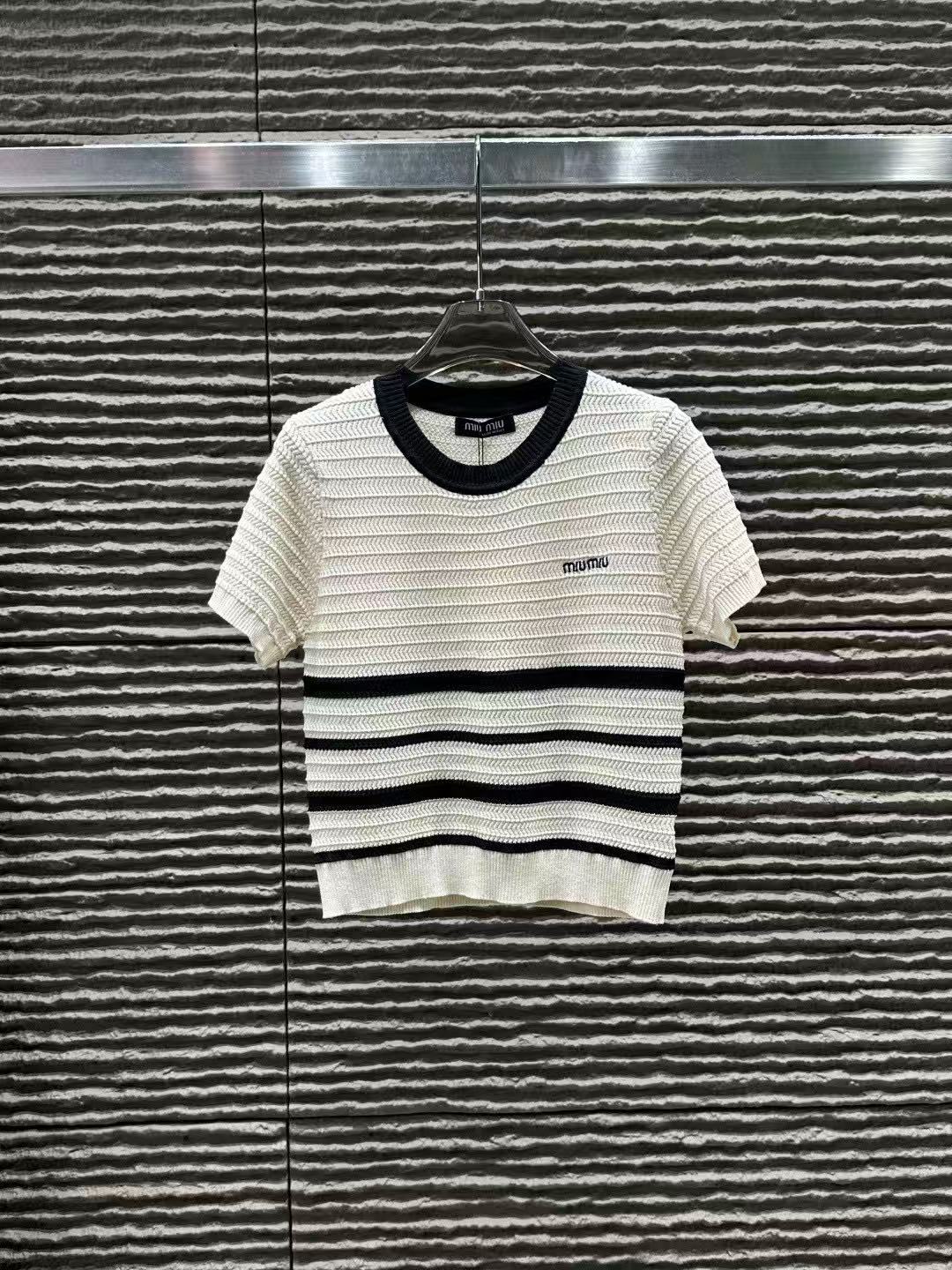 M1UM1U 刺繍入りレターニットセーター【50％割引+送料無料】