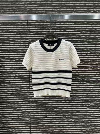 M1UM1U 刺繍入りレターニットセーター【50％割引+送料無料】