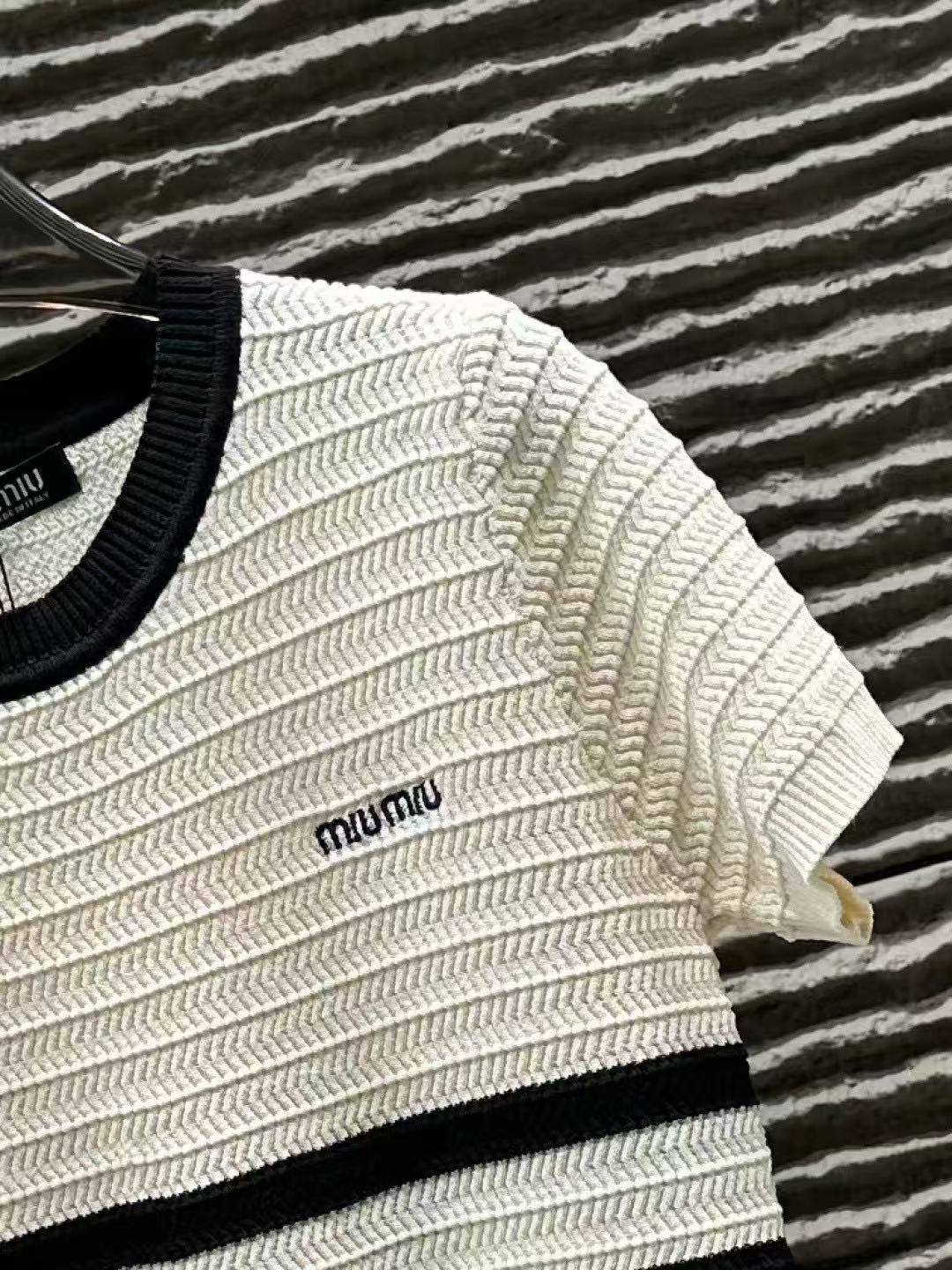M1UM1U 刺繍入りレターニットセーター【50％割引+送料無料】