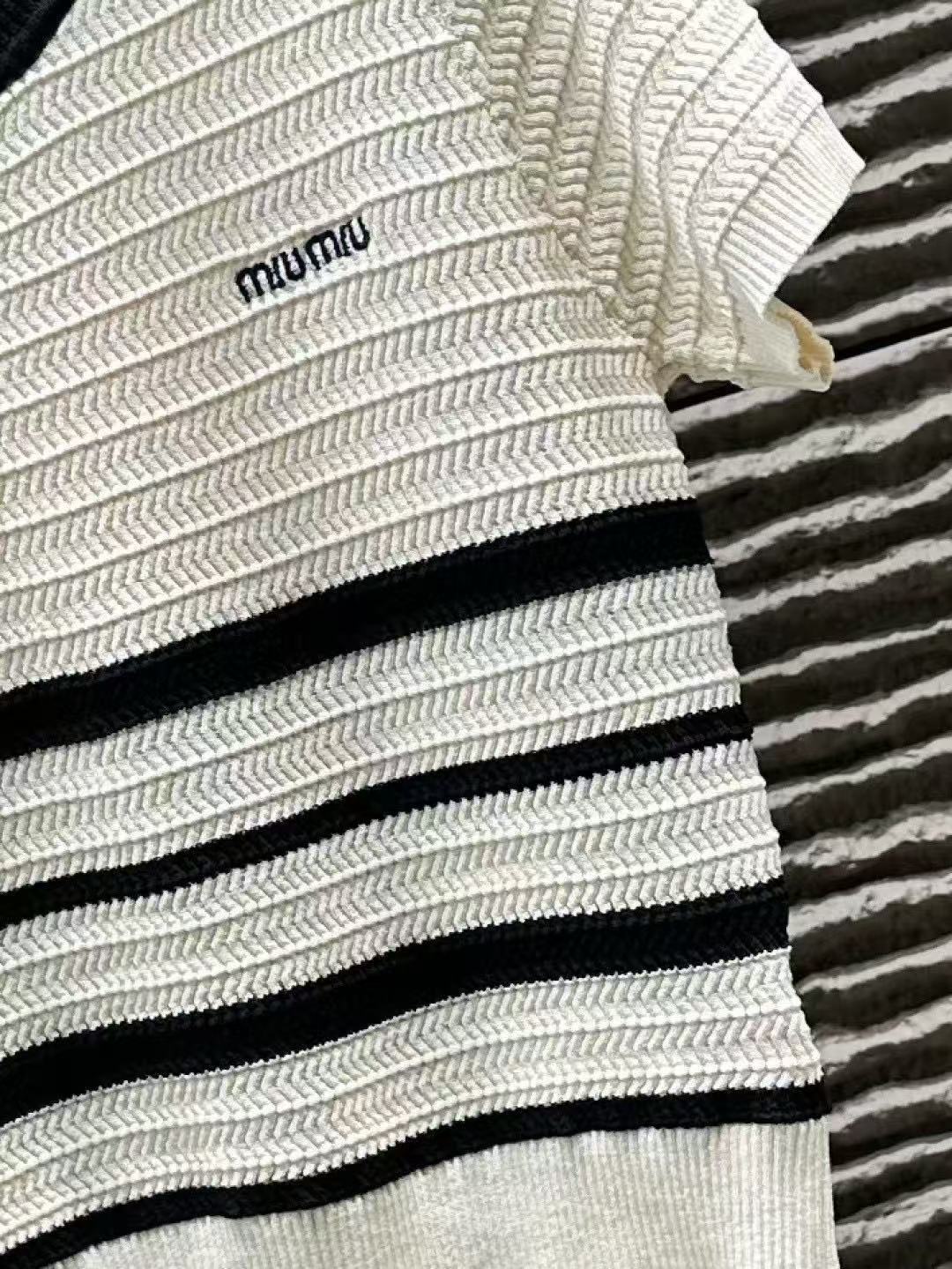 M1UM1U 刺繍入りレターニットセーター【50％割引+送料無料】