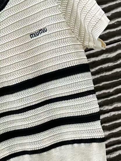 M1UM1U 刺繍入りレターニットセーター【50％割引+送料無料】