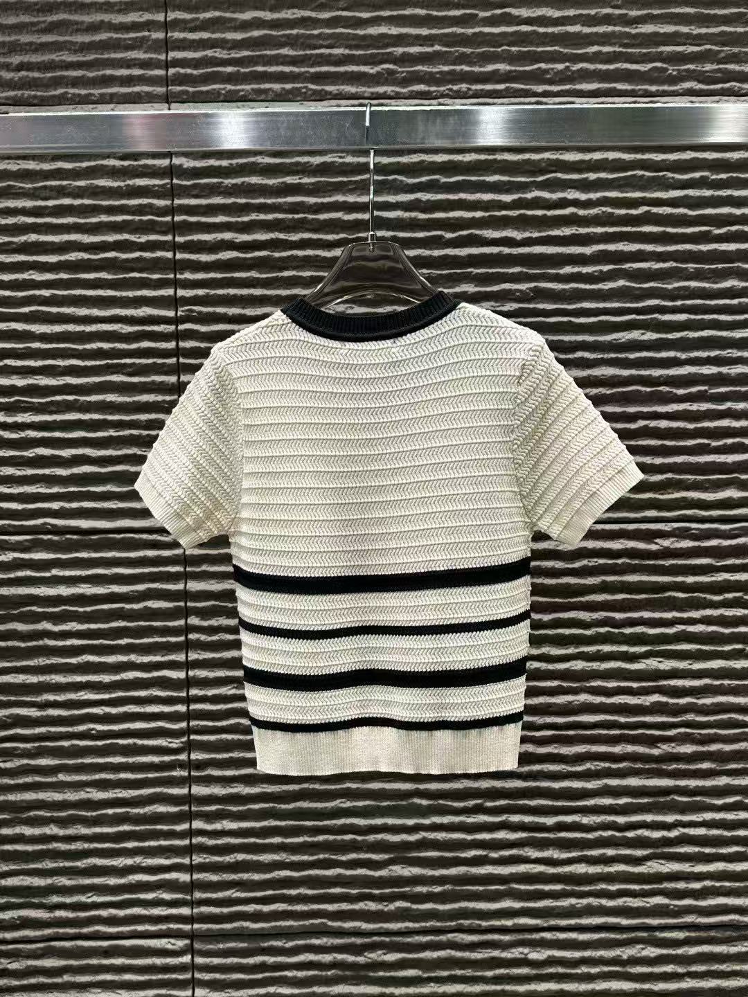 M1UM1U 刺繍入りレターニットセーター【50％割引+送料無料】