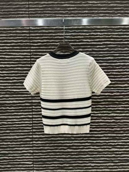 M1UM1U 刺繍入りレターニットセーター【50％割引+送料無料】