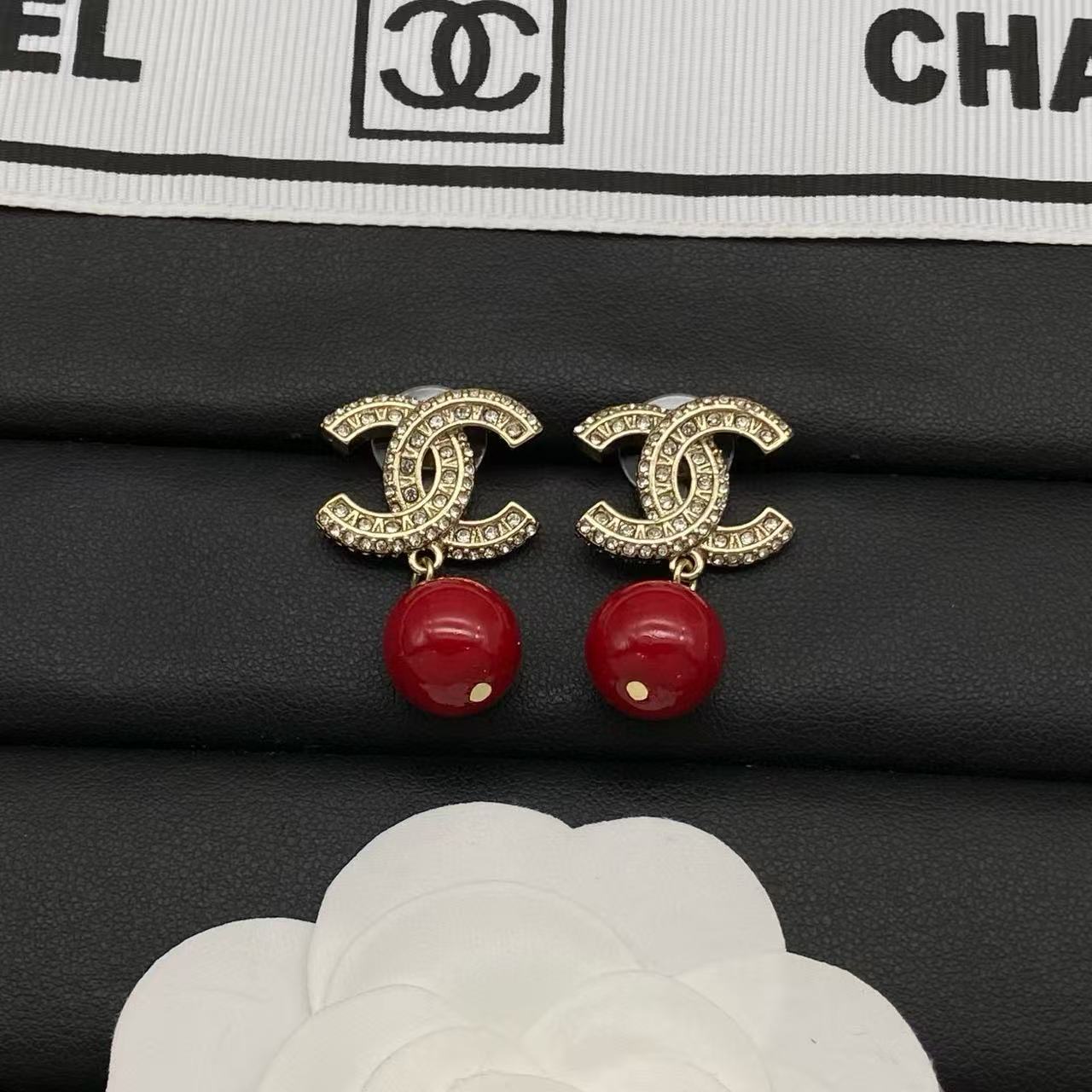 CHANE1 レッド ダブルC ビーズ スタッドピアス【50％割引+送料無料】