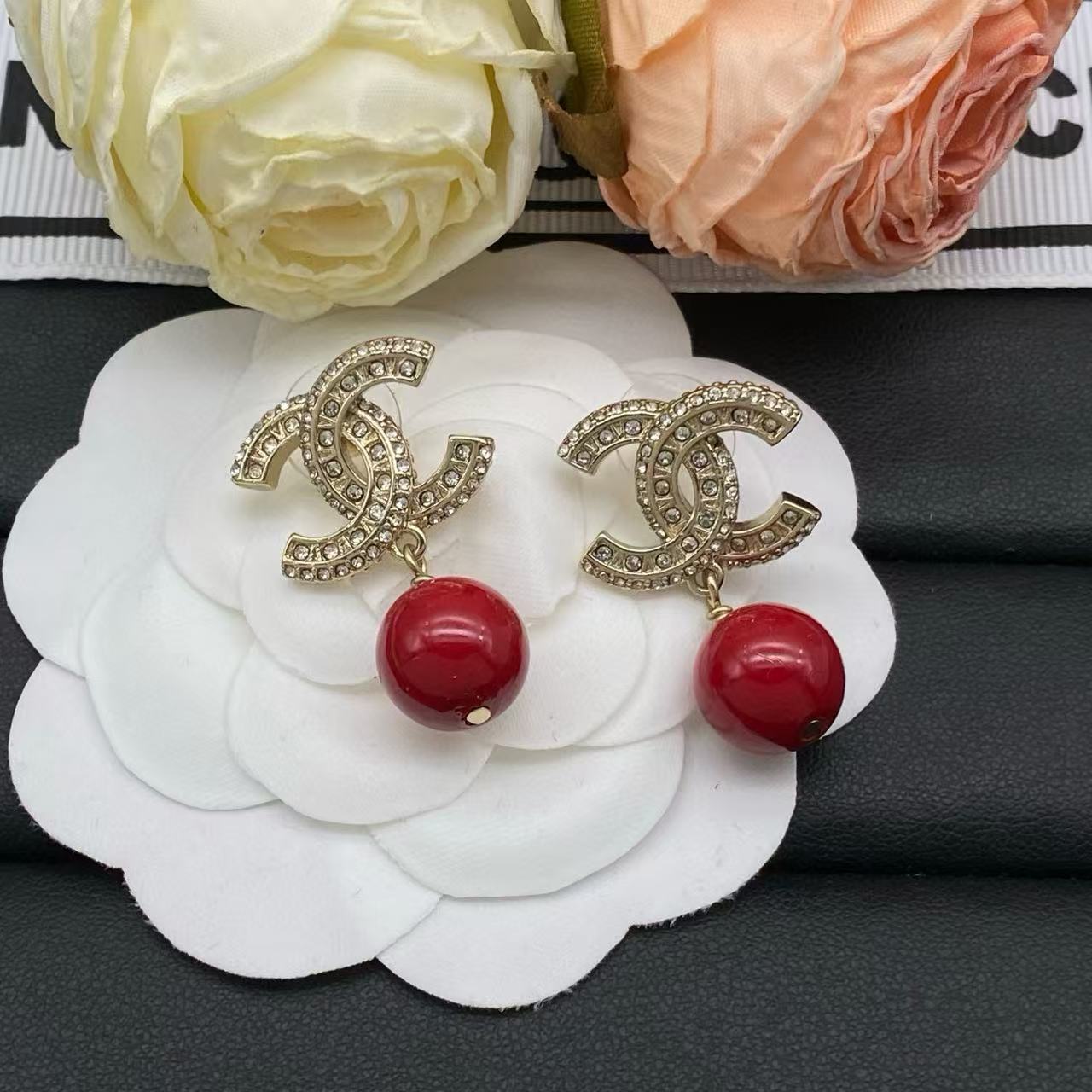 CHANE1 レッド ダブルC ビーズ スタッドピアス【50％割引+送料無料】