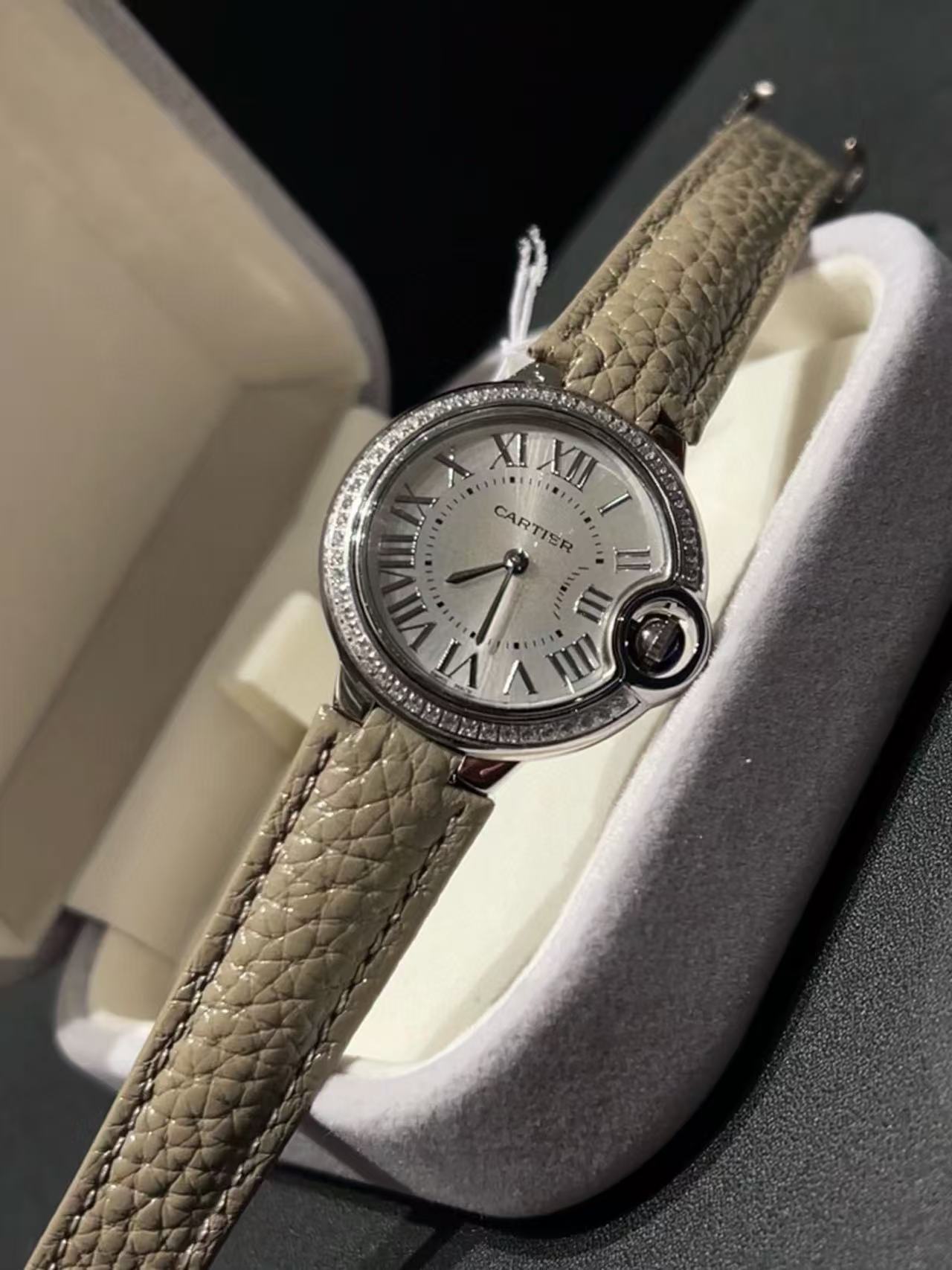CART1ER ラウンドダイヤモンドセットレザーウォッチ【50％割引+送料無料】